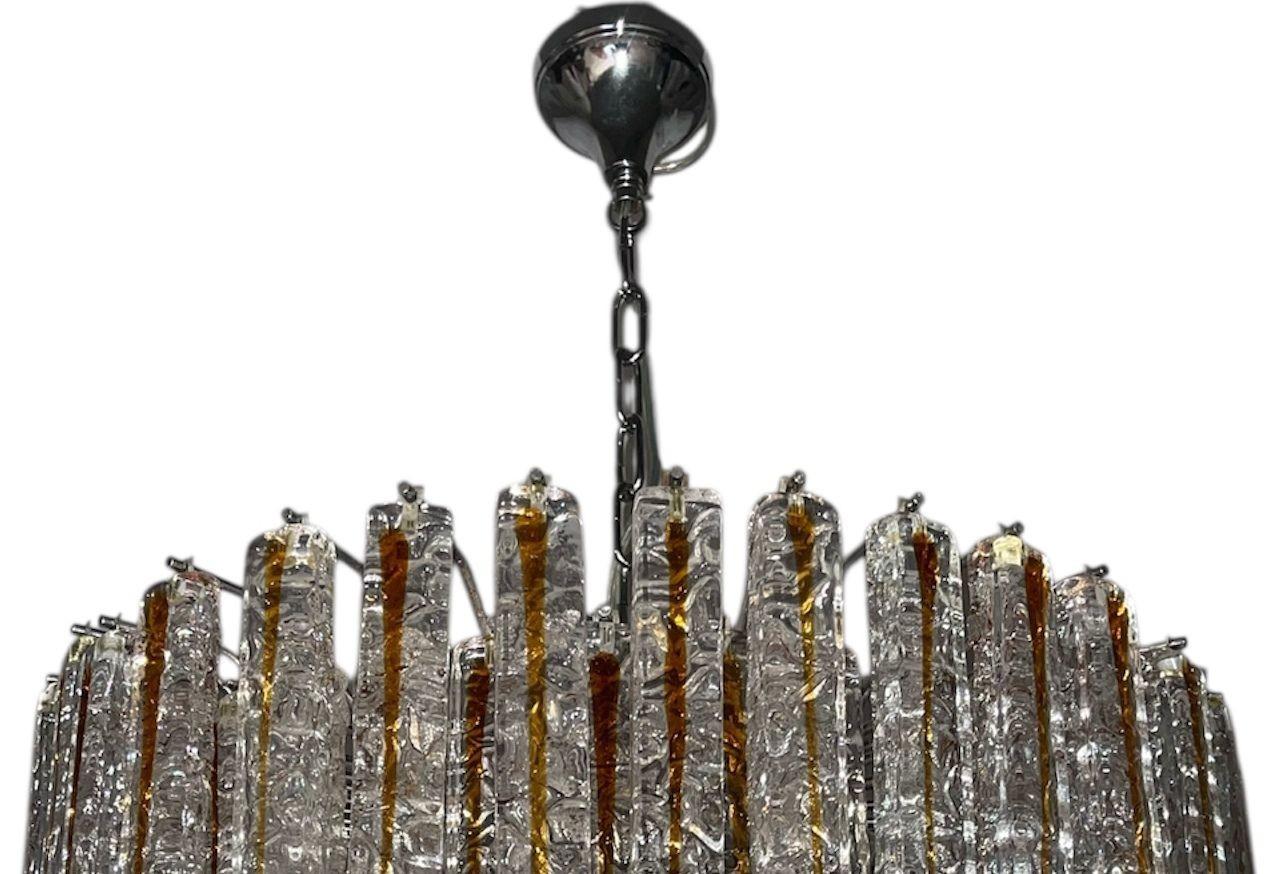 Metà XX secolo Lampadario a listelli in vetro di Murano ambrato e trasparente Disegnato da Mazzega, Italia, anni '60. in vendita