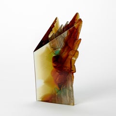 Amber Cliff II, sculpture en verre moulé texturé ambre et vert de Crispian Heath