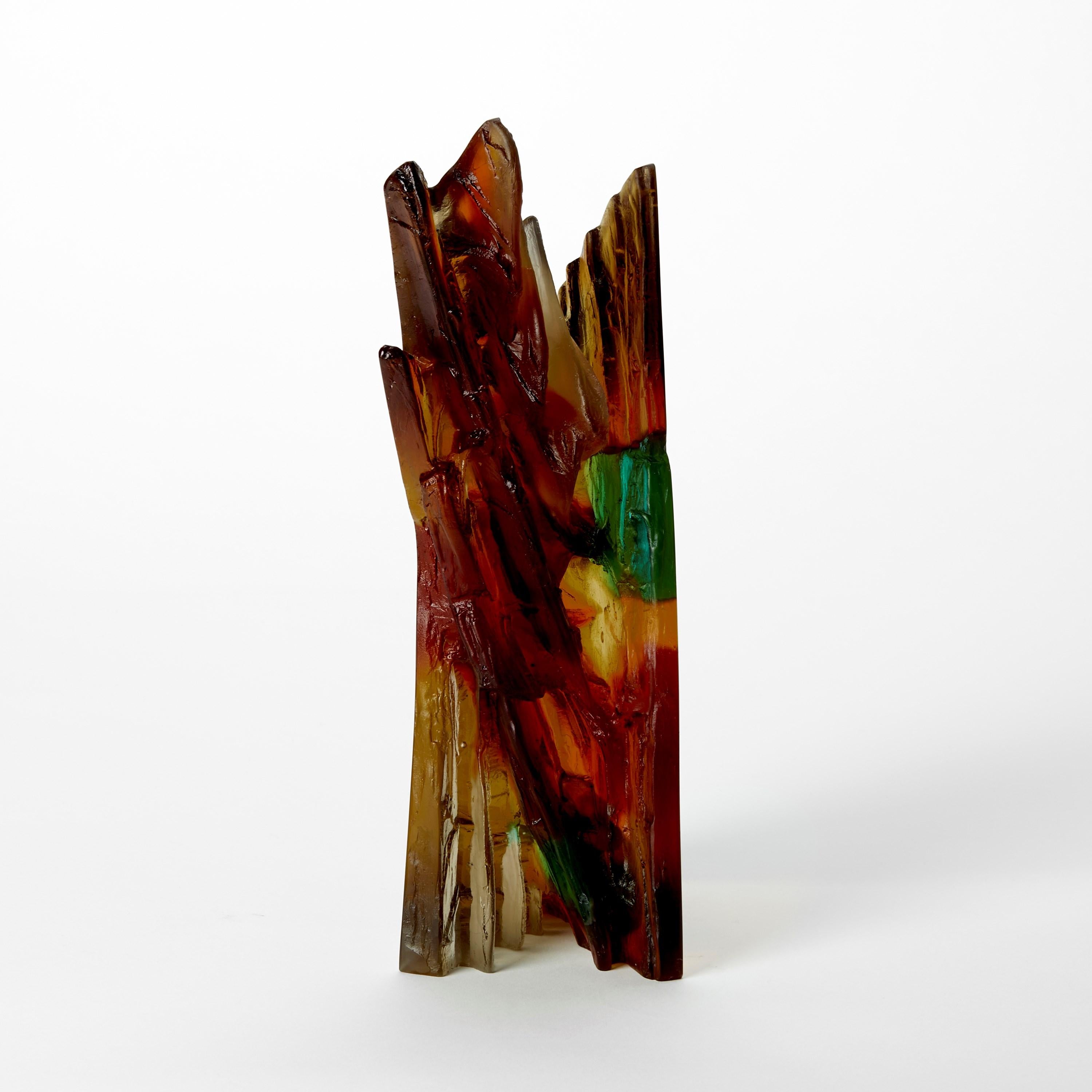 Organico moderno Amber Cliff II, scultura in vetro fuso color ambra e verde di Crispian Heath in vendita