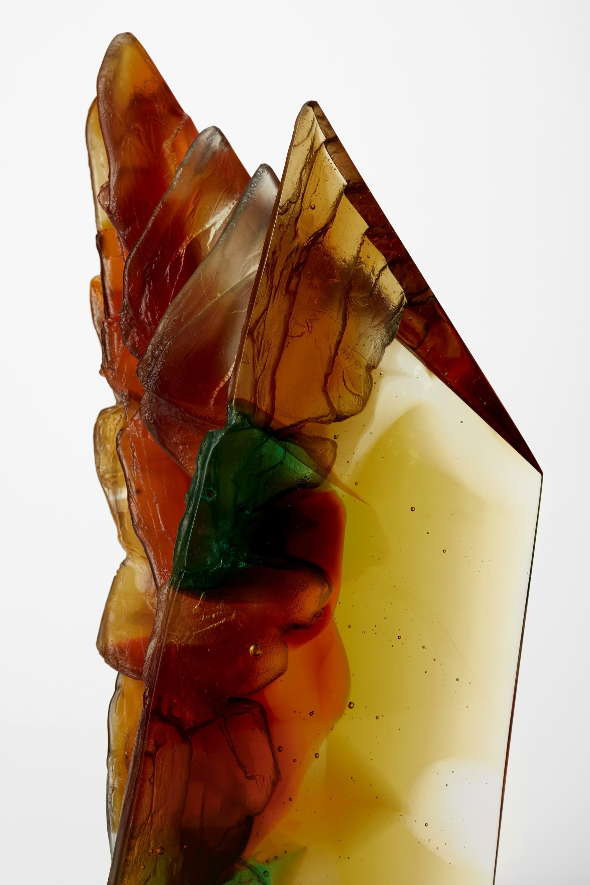 Calco Amber Cliff II, scultura in vetro fuso color ambra e verde di Crispian Heath in vendita