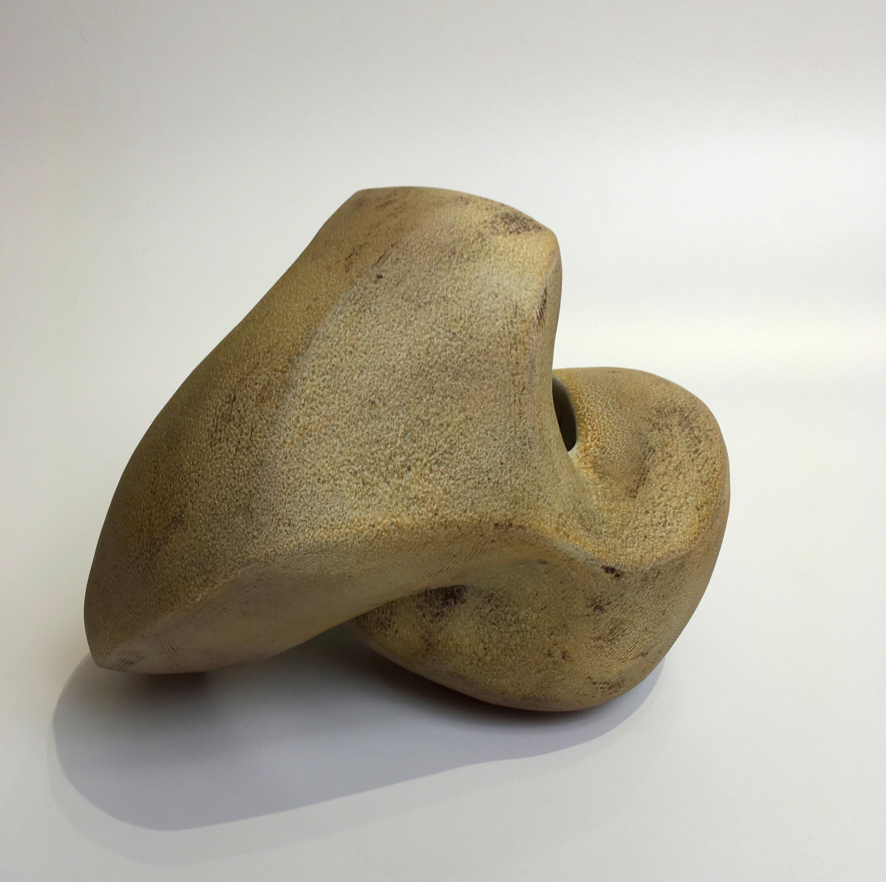 Américain Forme organique sculpturale en céramique ambrée, fabriquée à la main dans des tons terreux subtils en vente