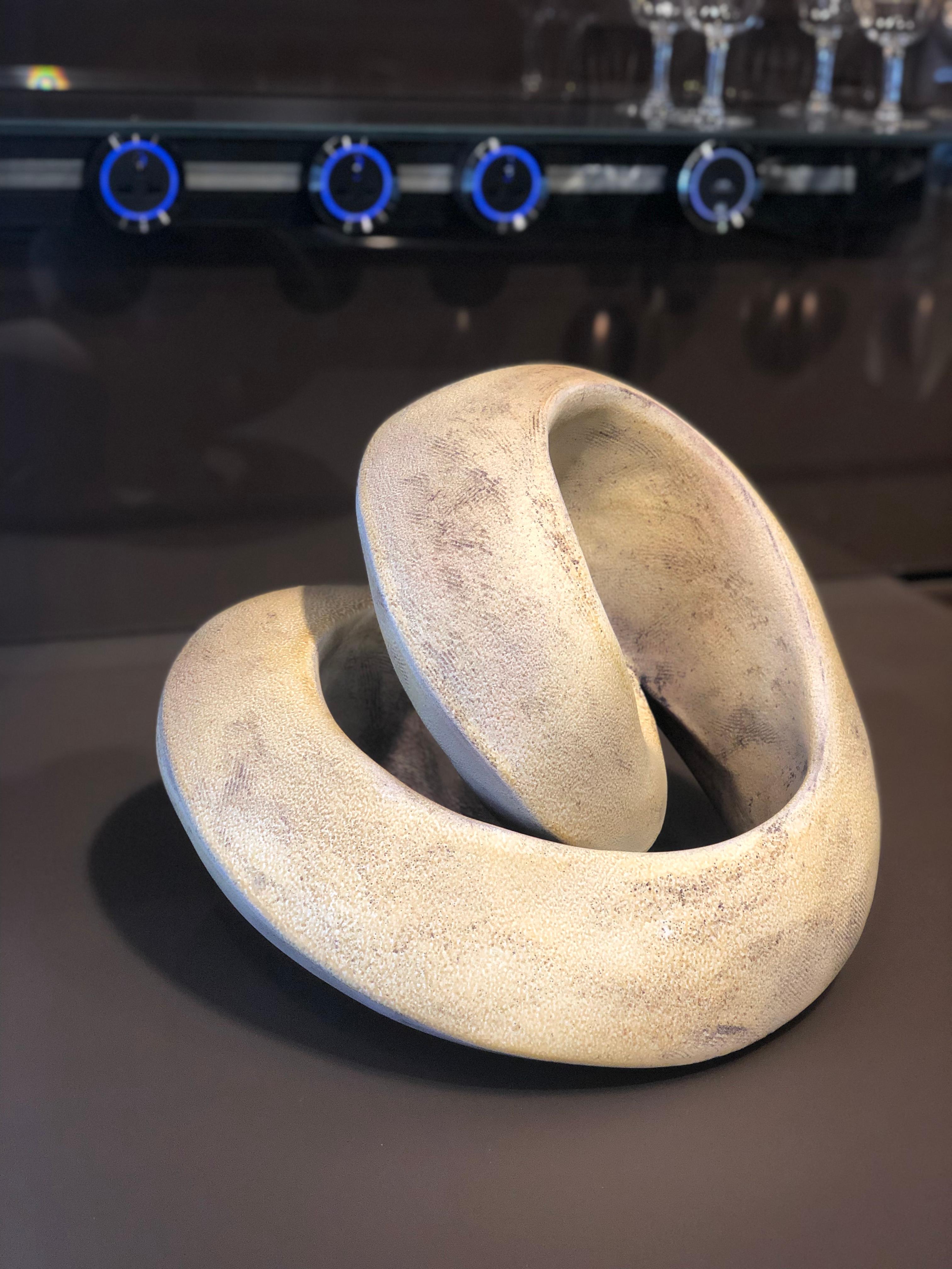 Forme organique sculpturale en céramique ambrée, fabriquée à la main dans des tons terreux subtils Neuf - En vente à Chicago, IL