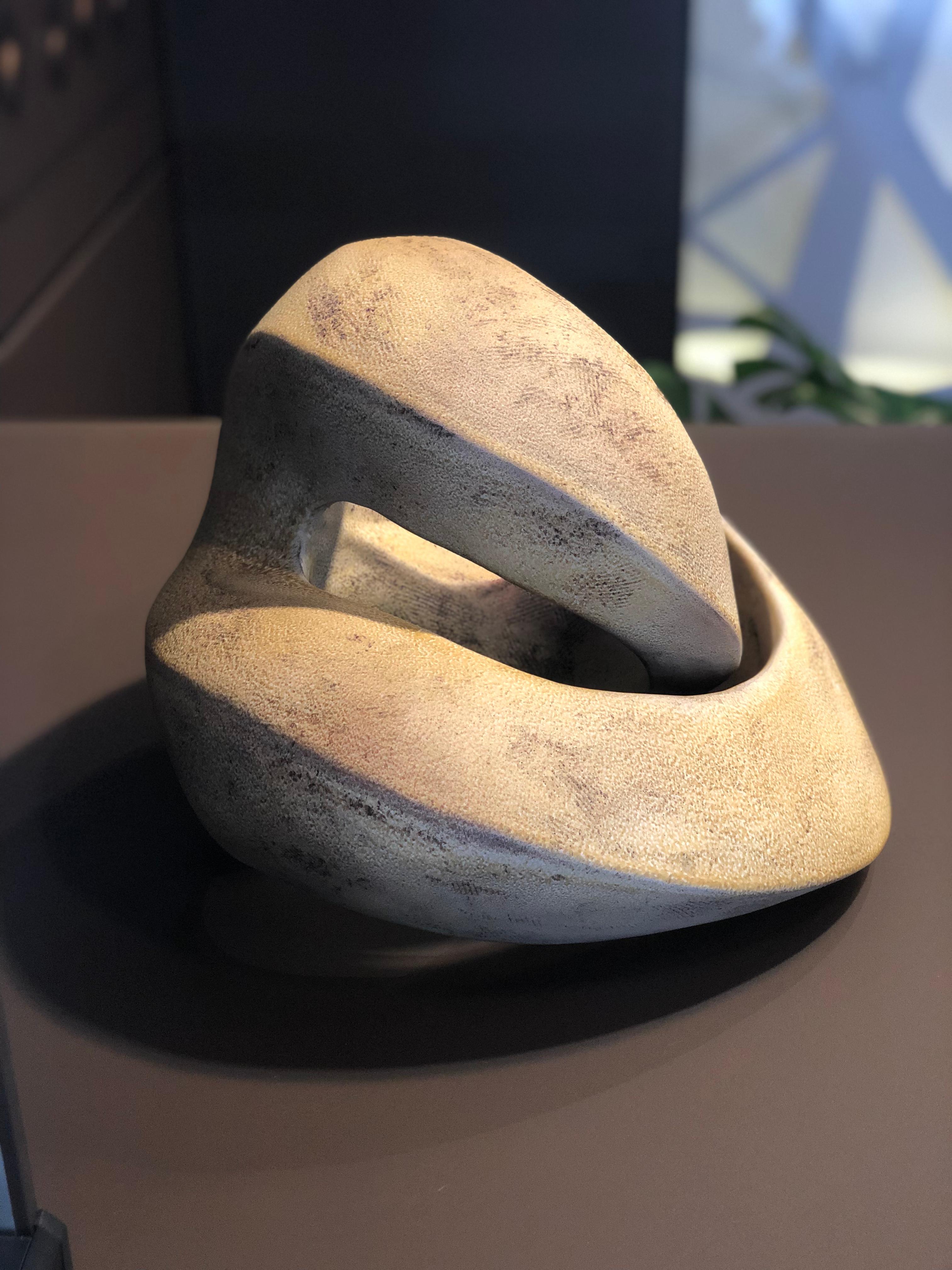 Céramique Forme organique sculpturale en céramique ambrée, fabriquée à la main dans des tons terreux subtils en vente