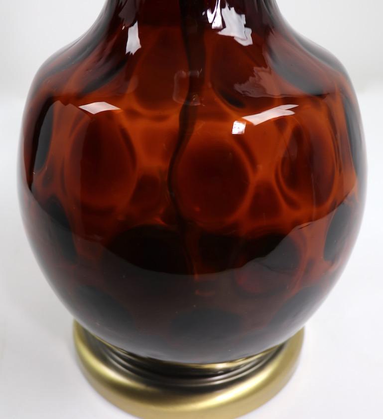 Américain Lampe de bureau en verre d'art avec spot pour pièces de monnaie en ambre en vente