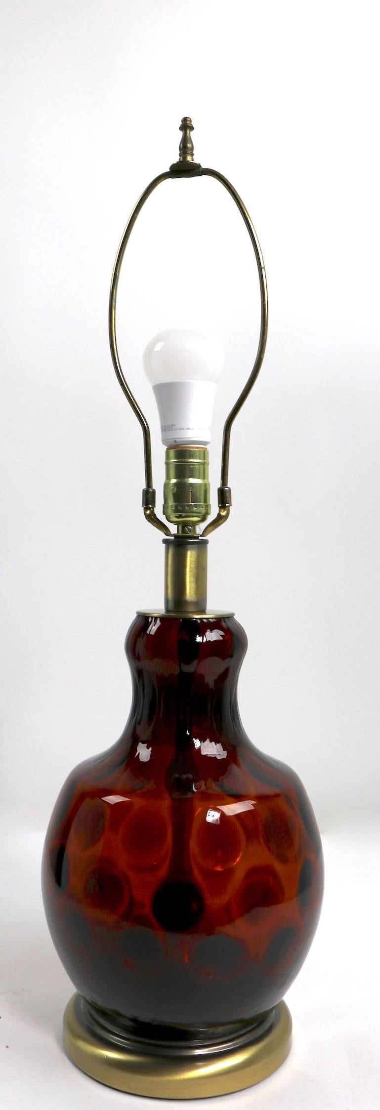 Bernsteinfarbene Kunstglas-Tischlampe mit Münzflecken (20. Jahrhundert) im Angebot
