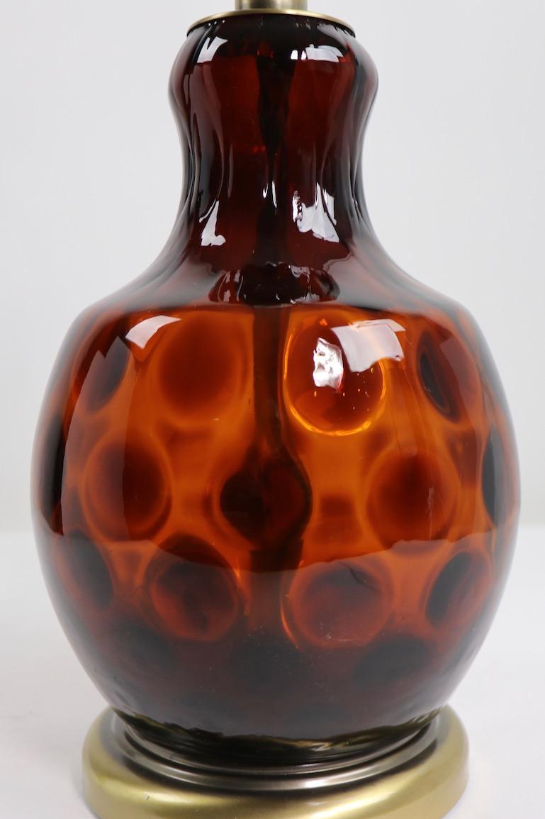 Bernsteinfarbene Kunstglas-Tischlampe mit Münzflecken (Glaskunst) im Angebot