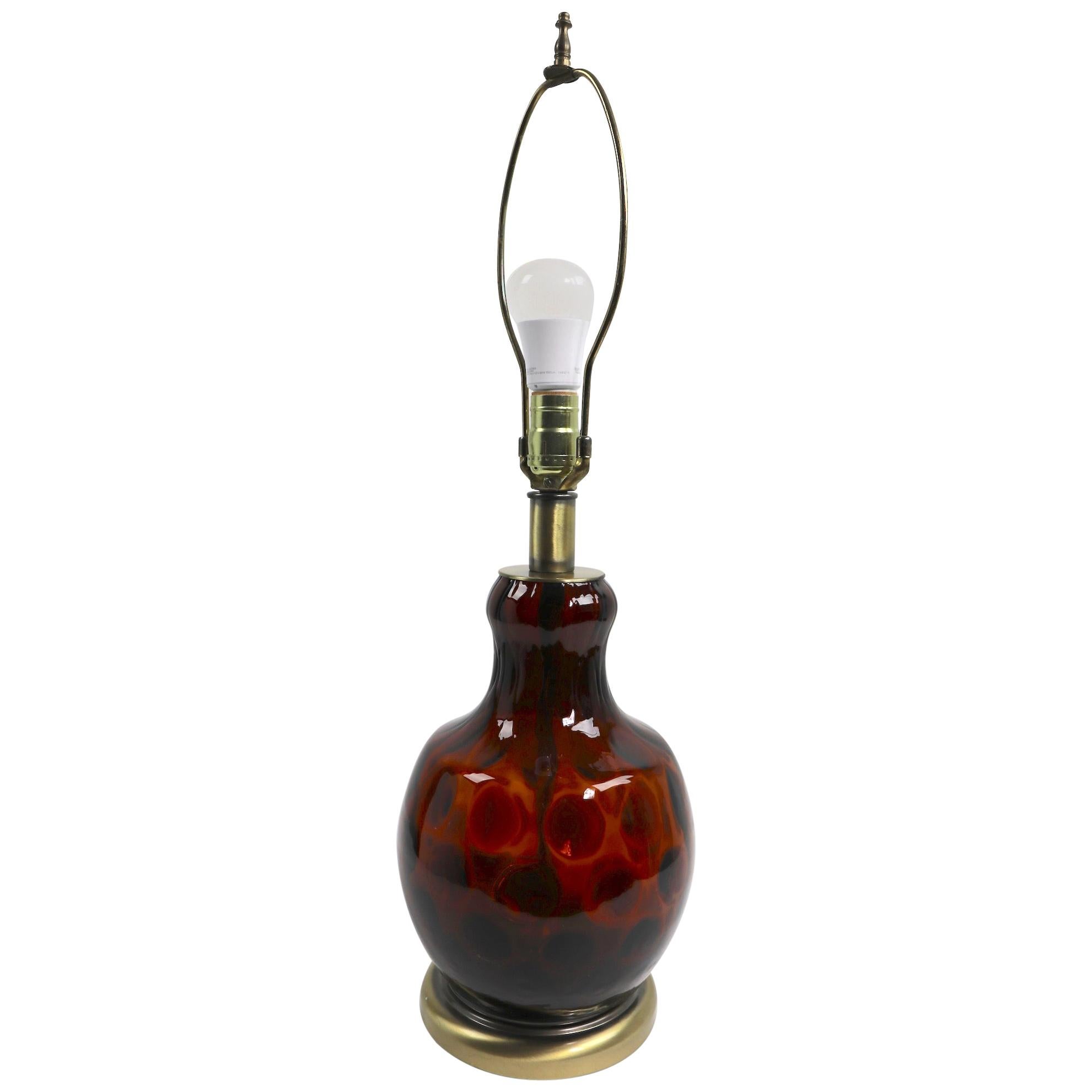Bernsteinfarbene Kunstglas-Tischlampe mit Münzflecken im Angebot