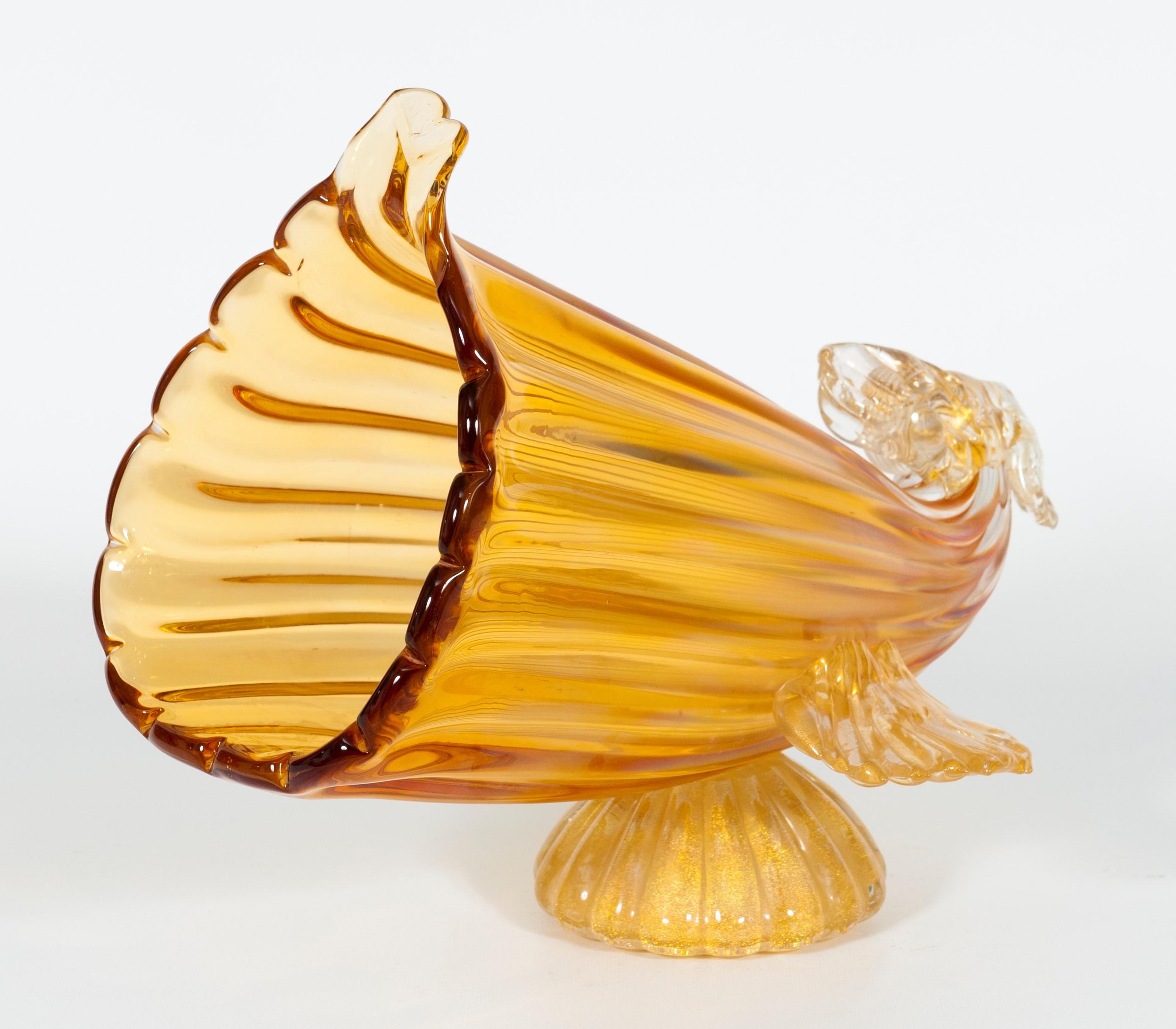 Amber-color Cornucopia sculpture in blown Murano glass, 1990s, Italy.
This beautiful cornucopia is a timeless Italian artwork, entirely made with amber-colored blown Murano glass in the 1990s. The peculiar glassmaking technique utilized by the