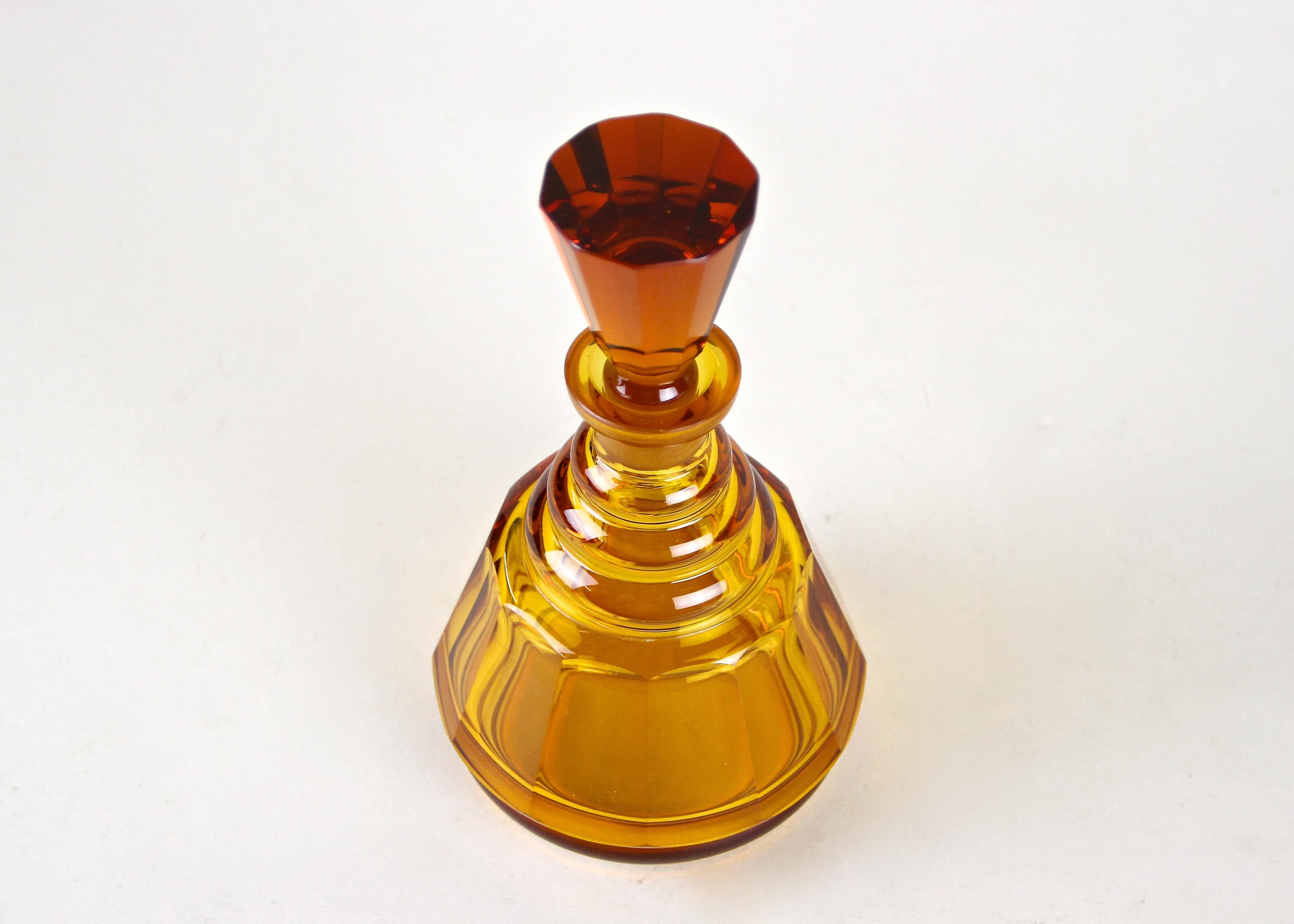 Amber-Colored Art Deco Glass Bottle with Stopper, Austria, circa 1920 In Good Condition In Lichtenberg, AT