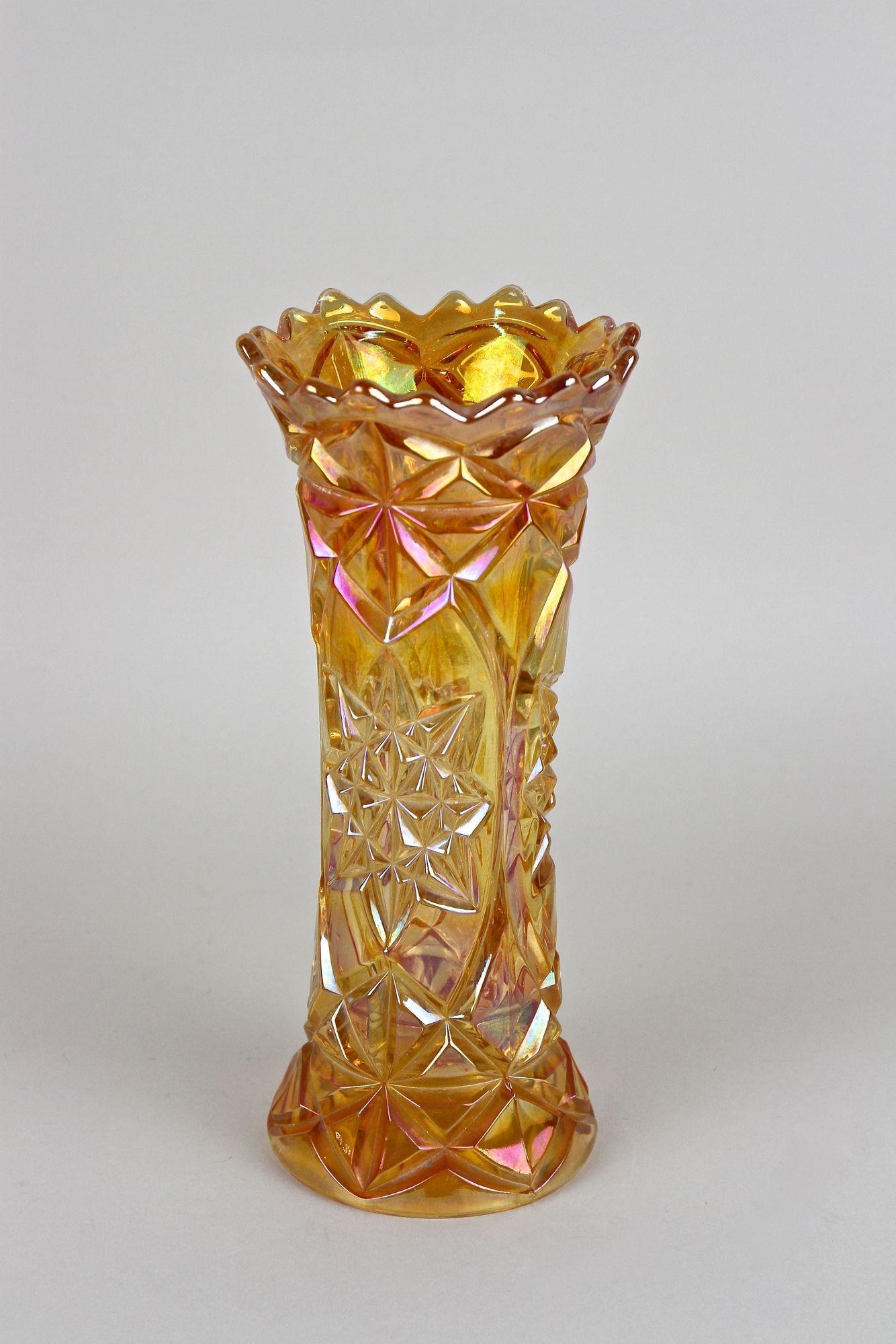 Extraordinaire vase en verre Art déco du début du 20e siècle vers 1930 en Bohemia (République tchèque). Un remarquable vase en verre de bohème au design accrocheur, réalisé en verre de couleur ambre. Son corps aux formes artistiques impressionne par