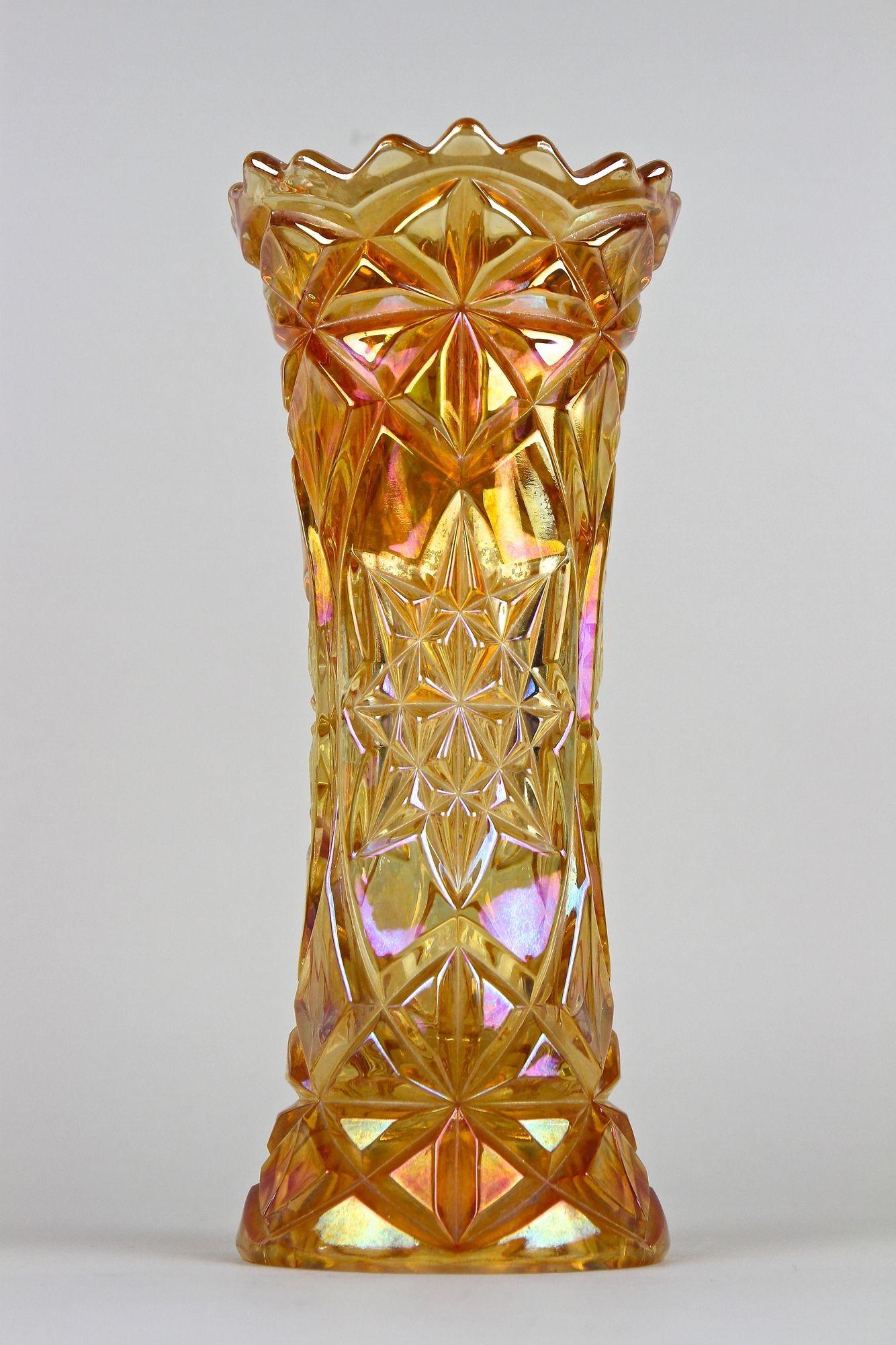 Art déco Vase en verre Art Déco de couleur ambre - irisé, Bohemia circa 1920 en vente