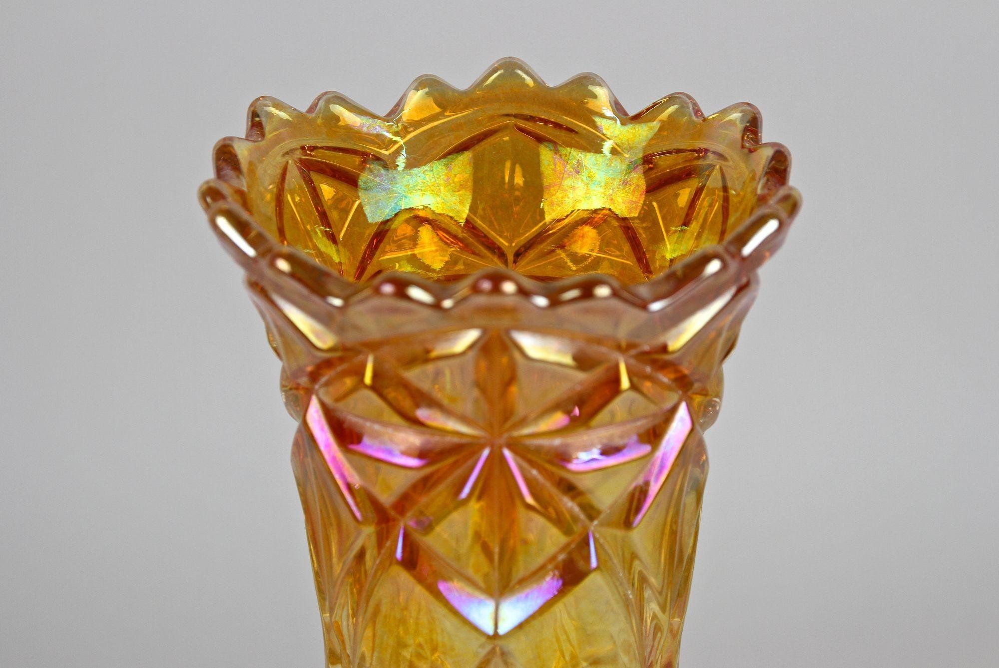 Tchèque Vase en verre Art Déco de couleur ambre - irisé, Bohemia circa 1920 en vente