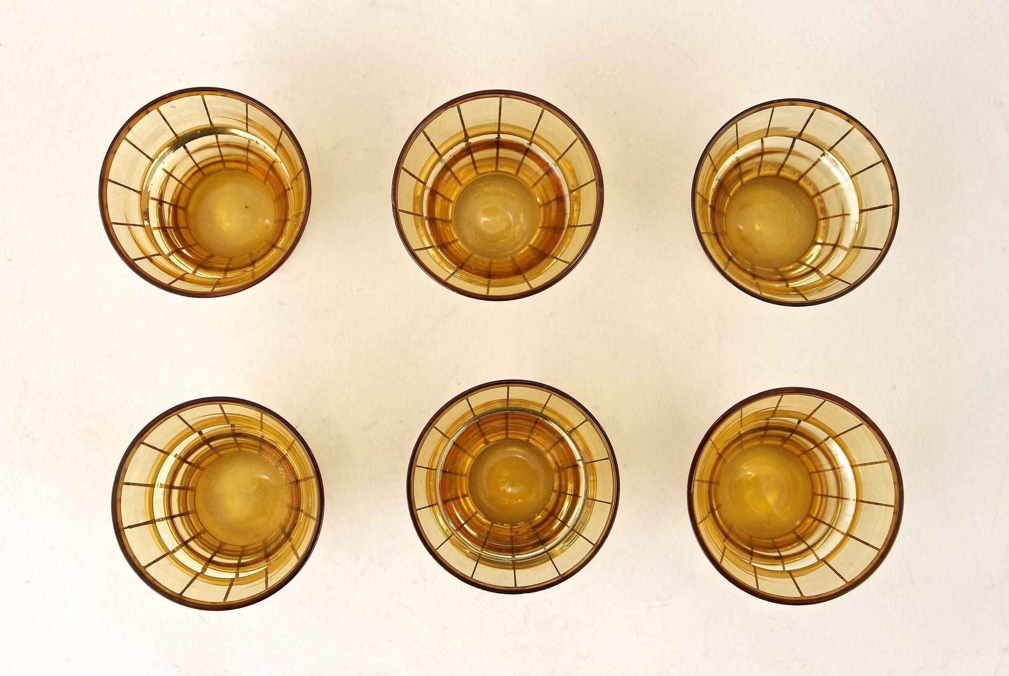 Bernsteinfarbenes, vergoldetes Art-déco-Glas-Dekanter-Set mit 6 Schuhgläsern, CZ, ca. 1920 im Angebot 8