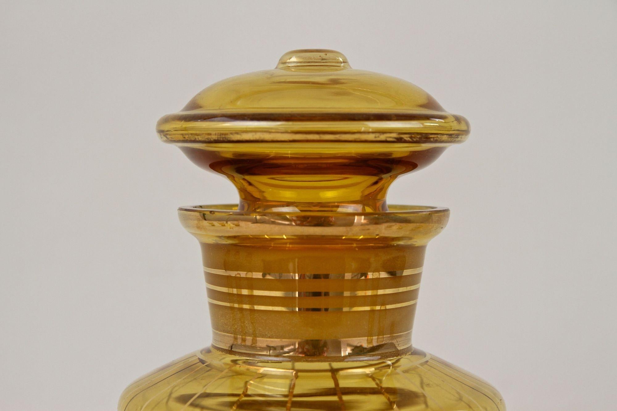 Tchèque Ensemble de carafes à décanter en verre Art Déco doré de couleur ambre avec 6 verres, CZ vers 1920 en vente