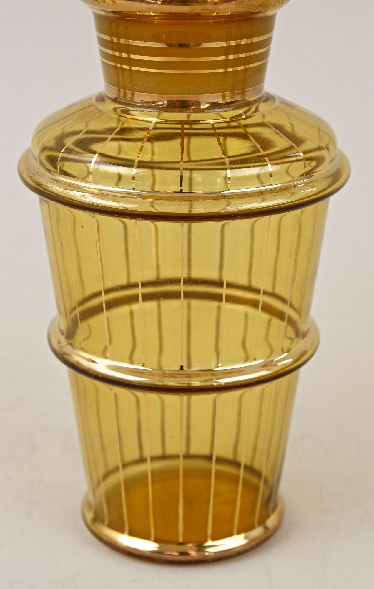 Doré Ensemble de carafes à décanter en verre Art Déco doré de couleur ambre avec 6 verres, CZ vers 1920 en vente