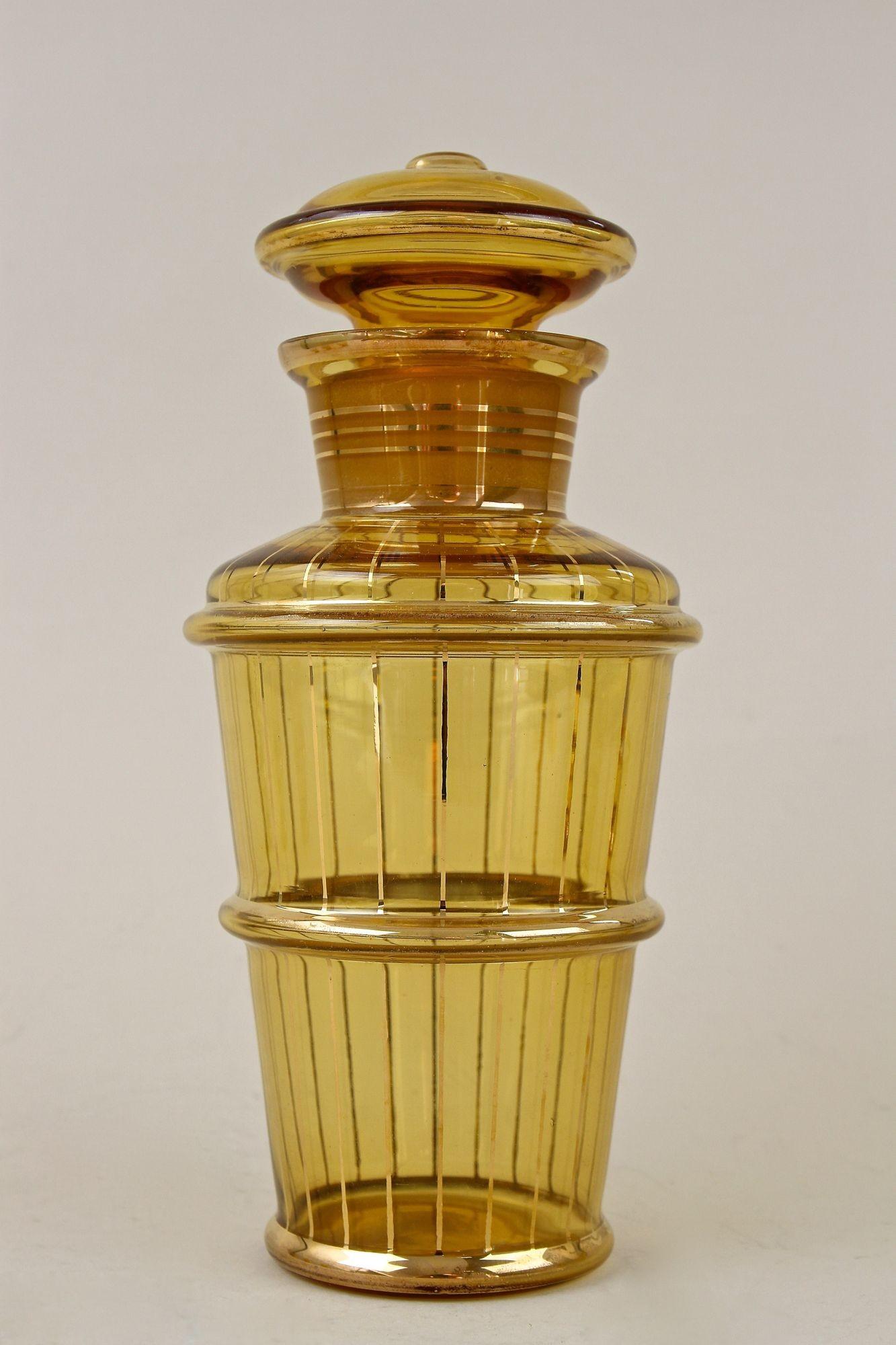 Gold Plate Amber Colored Gilt Art Deco Glass Decanter Set with 6 Shot Glasses, CZ ca. 1920 For Sale