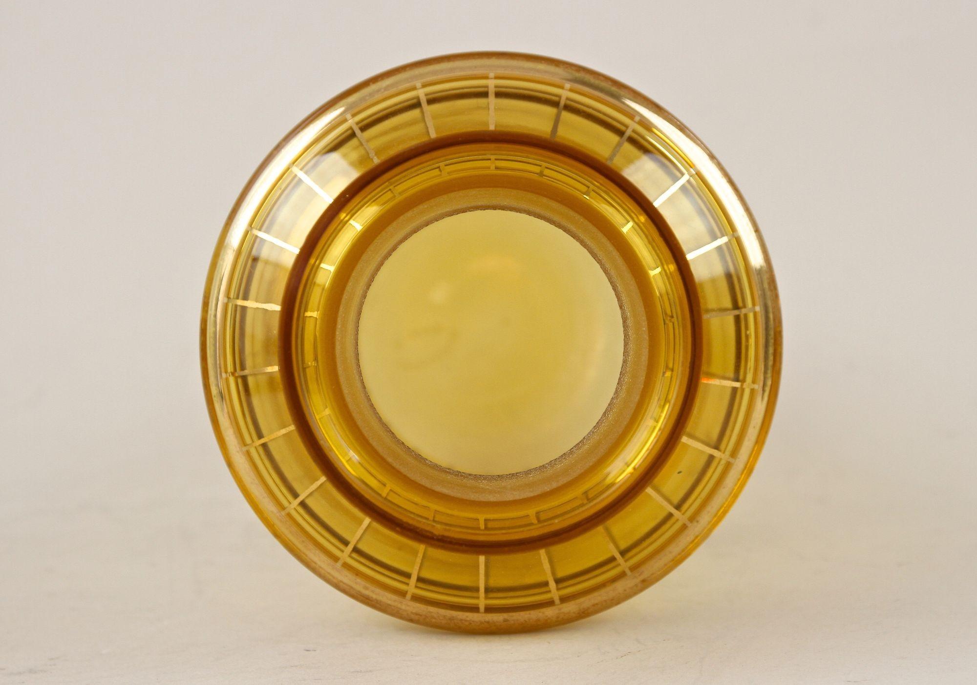 20ième siècle Ensemble de carafes à décanter en verre Art Déco doré de couleur ambre avec 6 verres, CZ vers 1920 en vente
