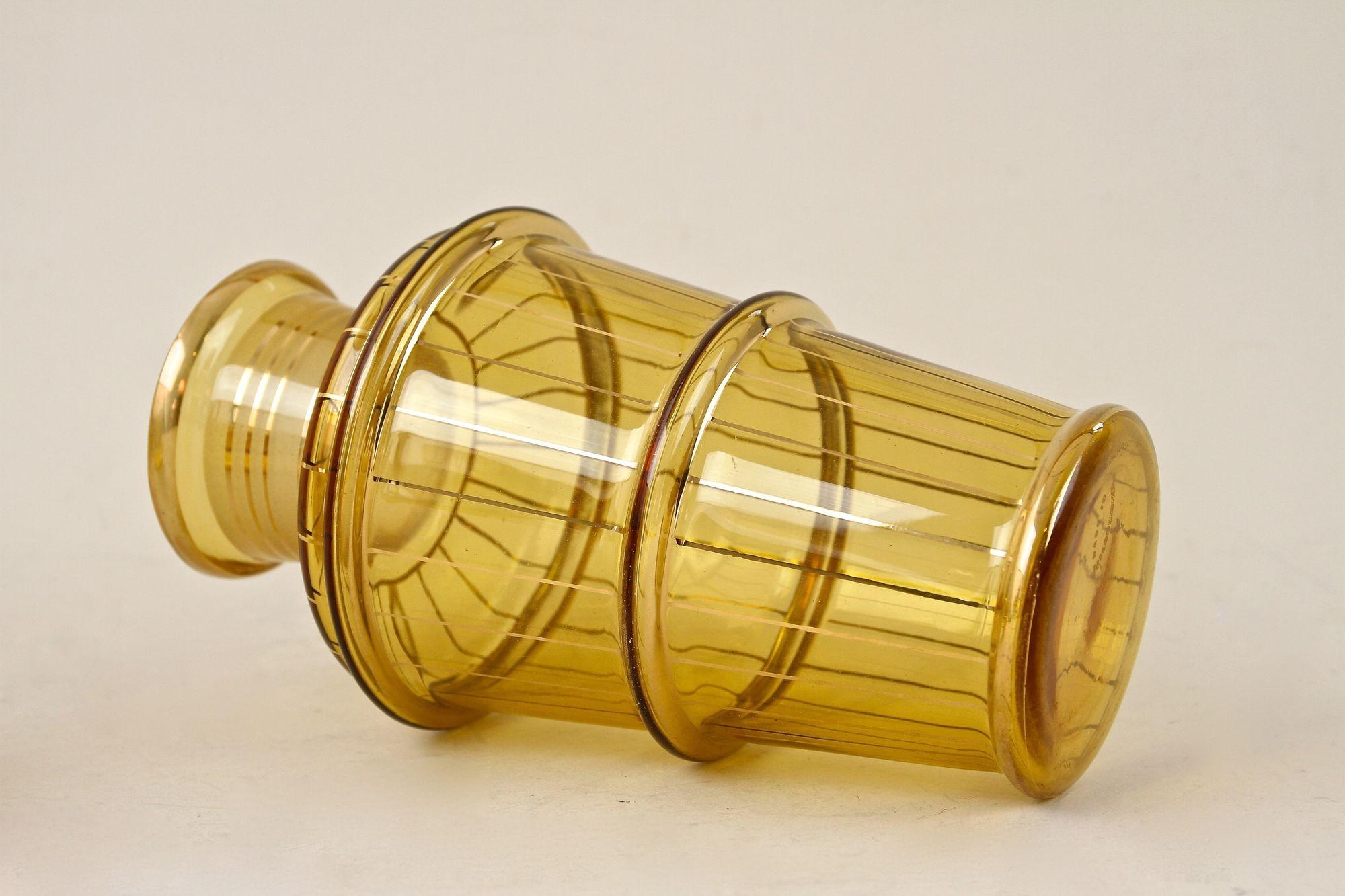 Plaqué or Ensemble de carafes à décanter en verre Art Déco doré de couleur ambre avec 6 verres, CZ vers 1920 en vente