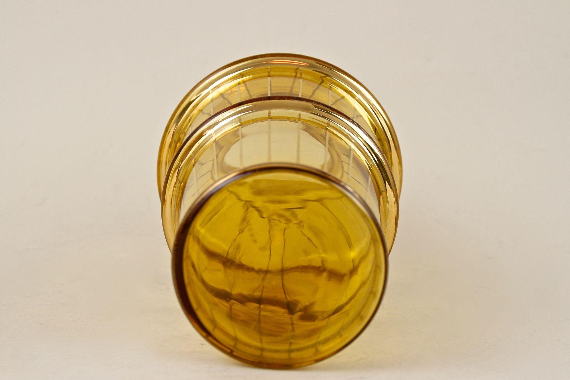 Bernsteinfarbenes, vergoldetes Art-déco-Glas-Dekanter-Set mit 6 Schuhgläsern, CZ, ca. 1920 im Angebot 1