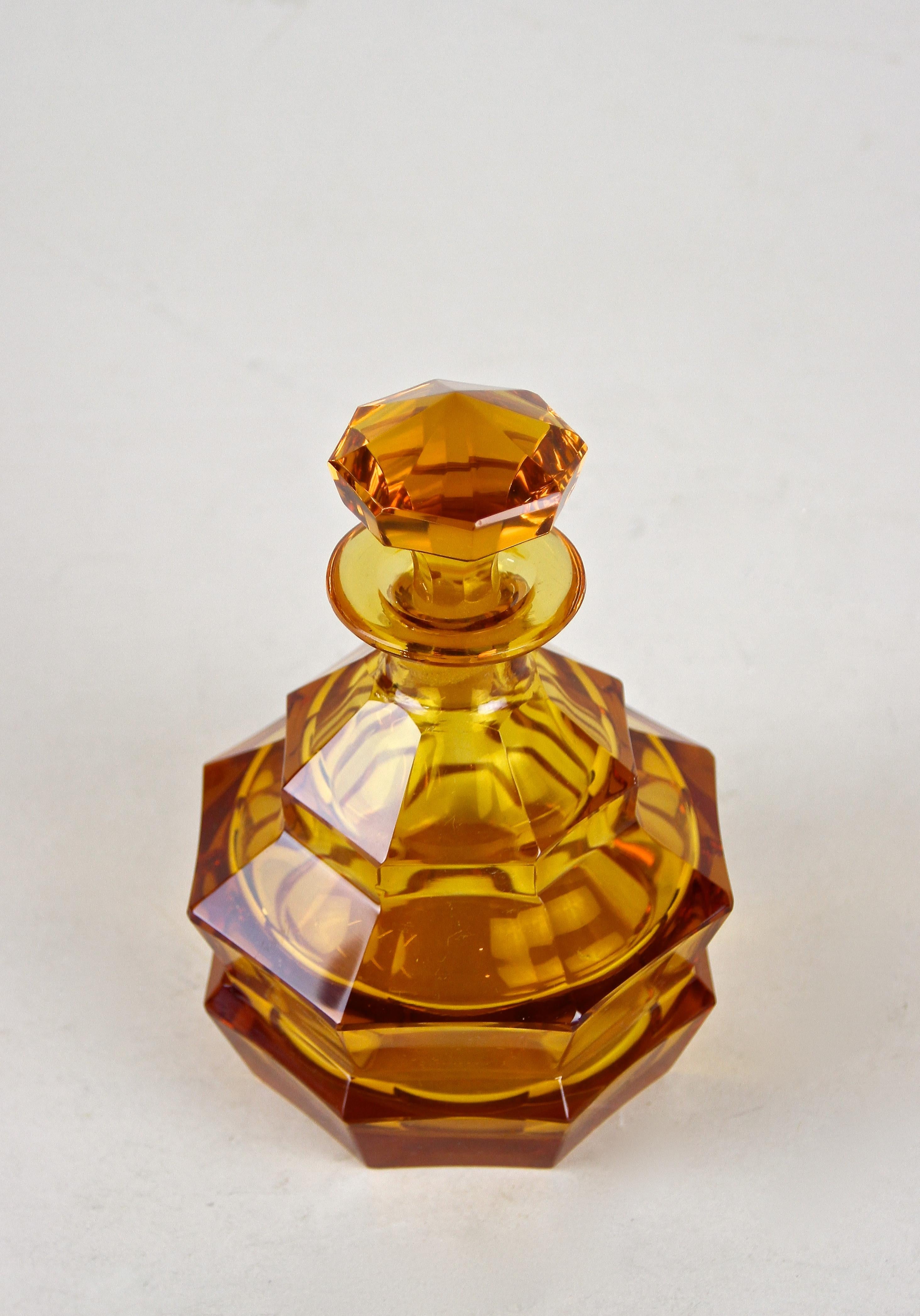 Amber-Colored Glass Bottle with Stopper Art Deco, Austria, circa 1920 In Good Condition In Lichtenberg, AT