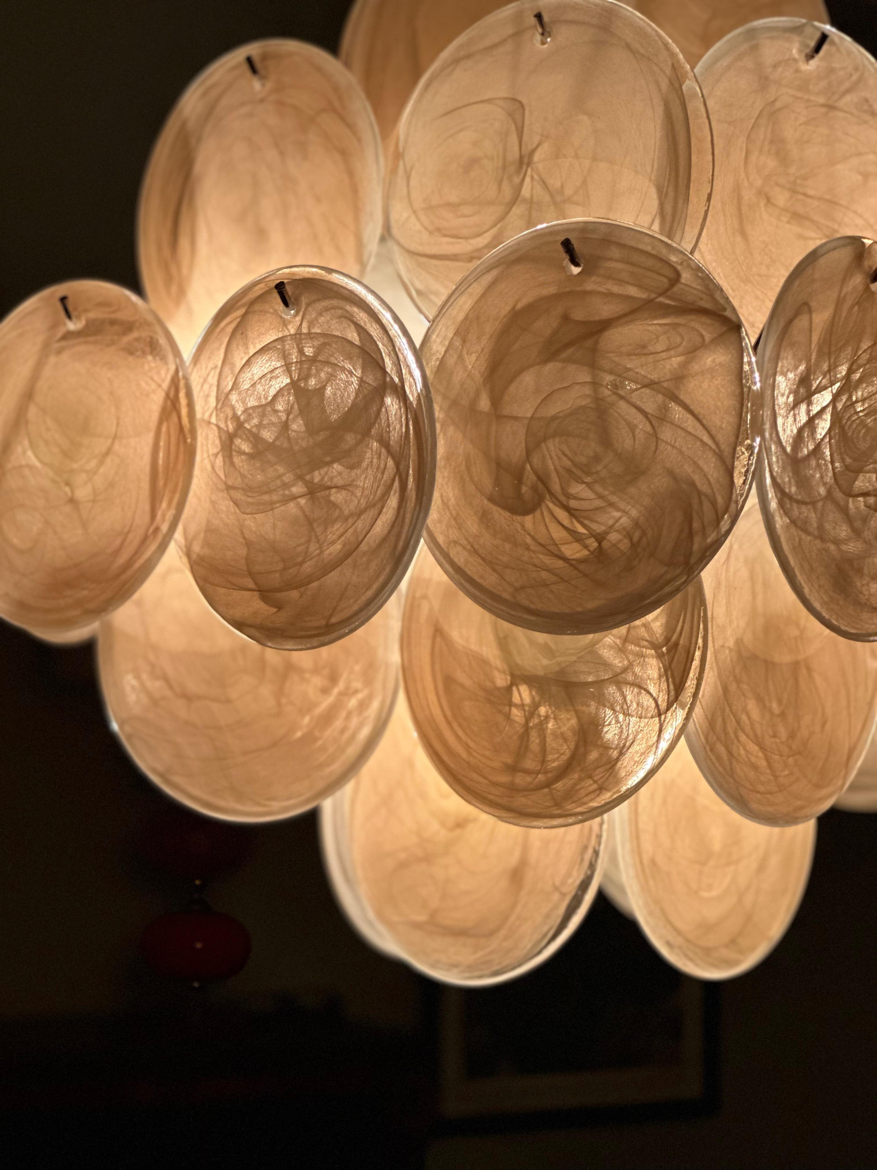 Vetro artistico Lampadario a disco di Murano color ambra nello stile di Vistosi. in vendita