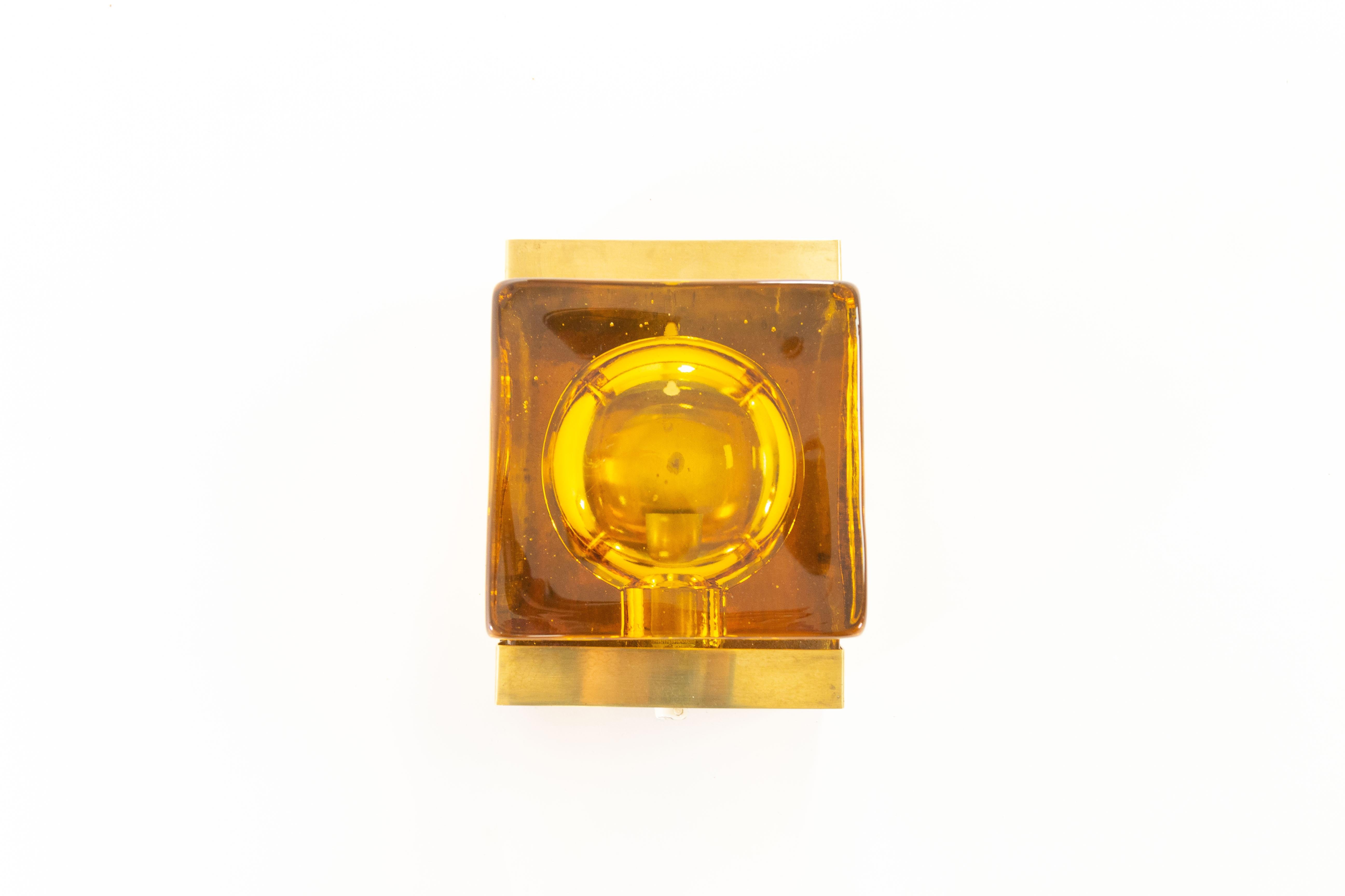 Rare amber coloured Maritim Lampet wall lamp, produced by Danish lighting manufacturer Vitrika in the 1970s.

The lamp consists of two parts: a solid and so rather heavy handmade glass body (2.4 kg / 5.3 lbs) and the brass holder.