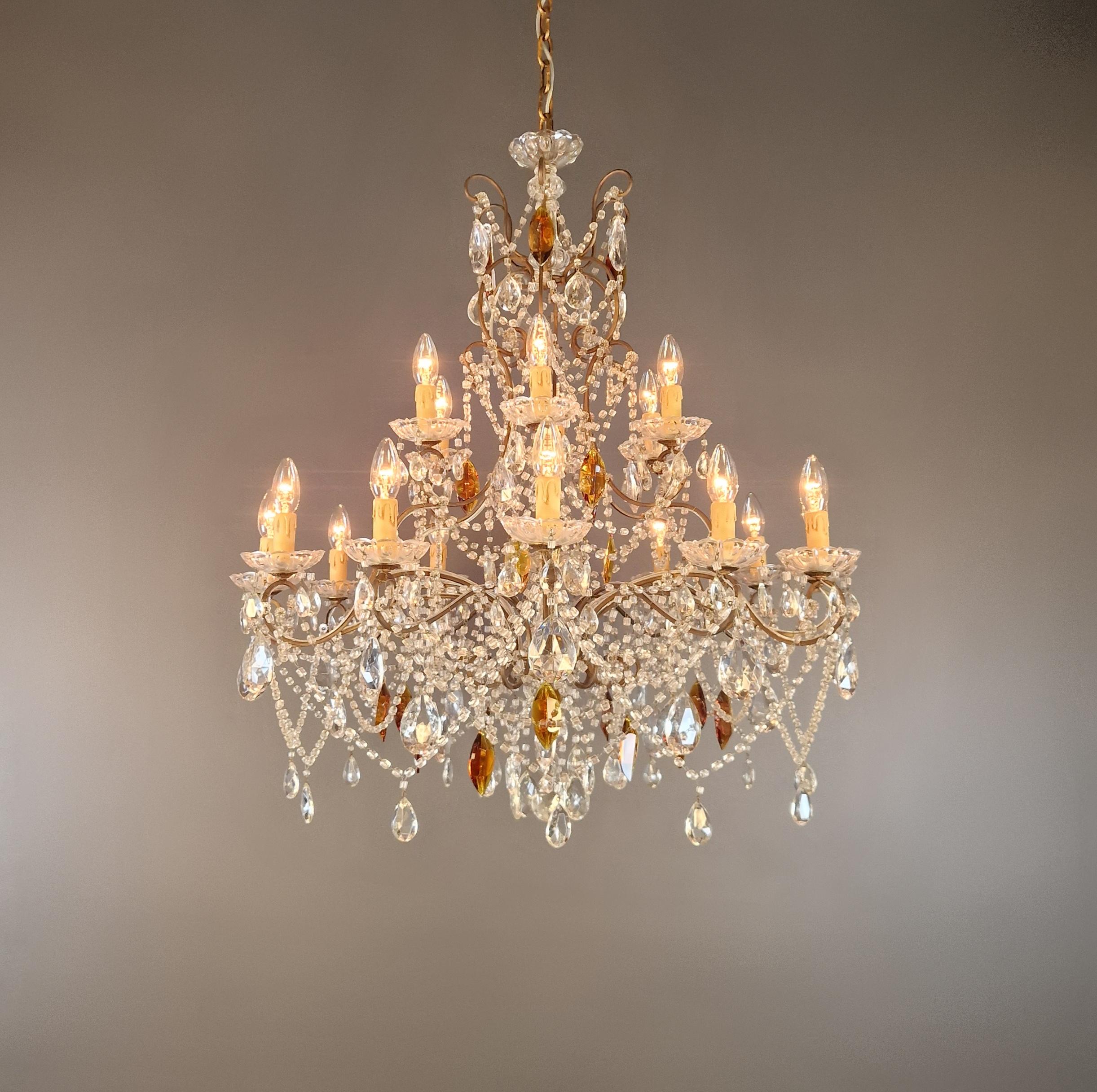 Ti presentiamo il nostro antico lampadario, restaurato con amore e professionalità a Berlino. Il cablaggio elettrico è compatibile con gli Stati Uniti, essendo stato ricablato e predisposto per essere facilmente appeso. Non manca nemmeno un