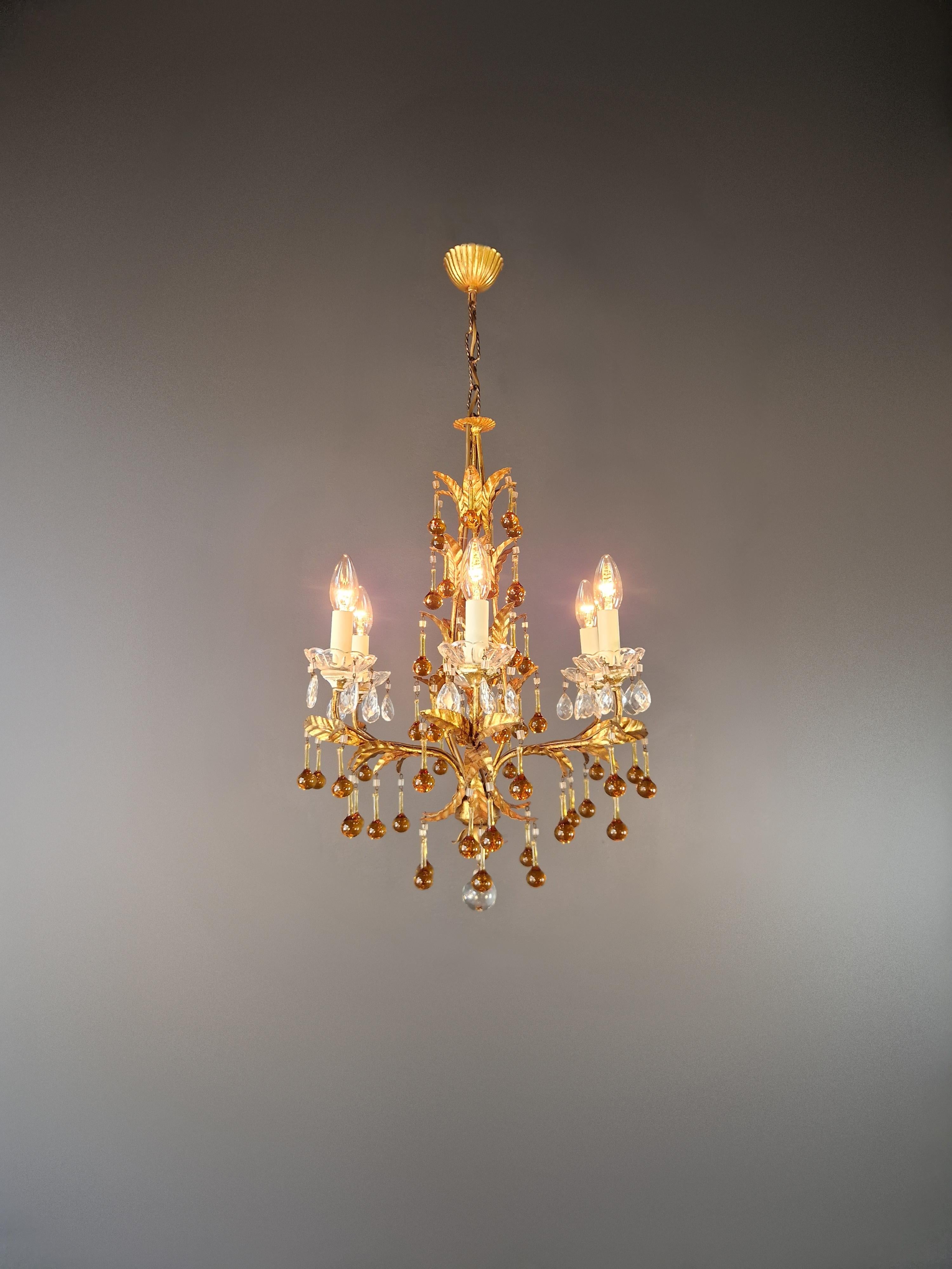 Lampadario in cristallo ambrato con vetro di Murano ed Eleganza Florentine - Stile Art Nouveau

Questo bellissimo lampadario antico è un pezzo senza tempo che dona eleganza e carattere a qualsiasi interno. Realizzato in ferro e impreziosito da