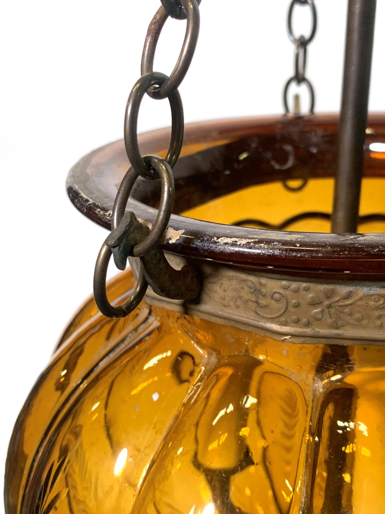 Lampe cloche en verre de cristal ambré signée Val Saint Lambert, fin des années 1900 Bon état à New York, NY