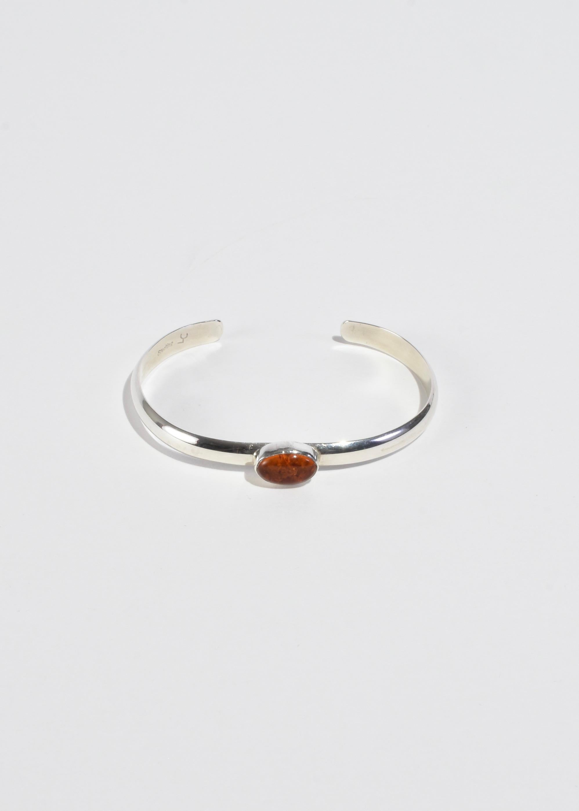 Vintage sterling bracelet with oval amber cabochon detail. Stamped sterling.

Material: Sterling silver, amber.