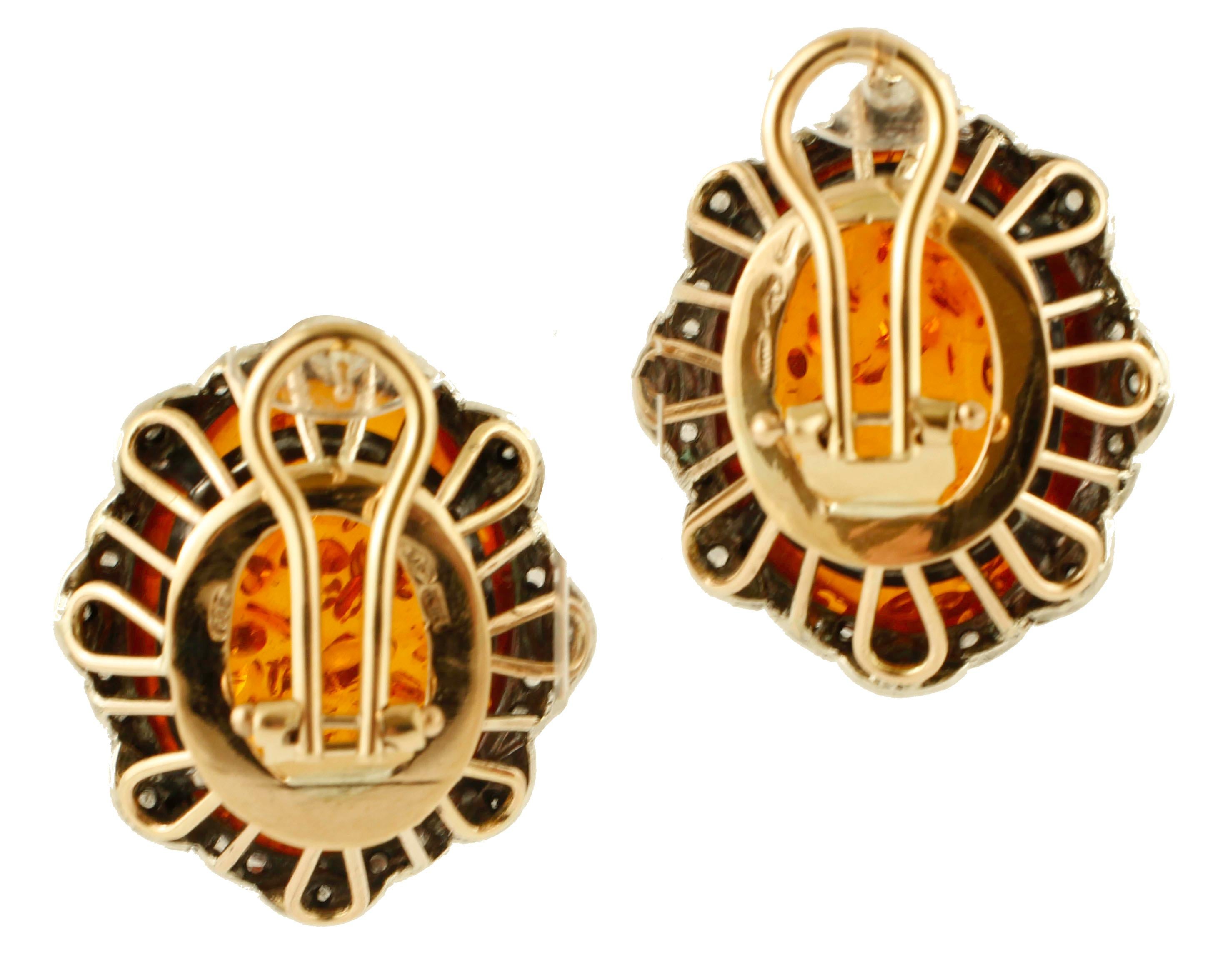 Bellissimi orecchini retrò realizzati in oro rosa 9 kt e struttura in argento, montati con due grandi ambre incorniciate da una struttura in argento con piccoli diamanti.
Questi orecchini sono realizzati totalmente a mano da maestri orafi