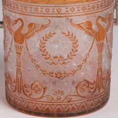 Tarro de galletas de vidrio grabado al ámbar atribuido a Baccarat con tapa plateada