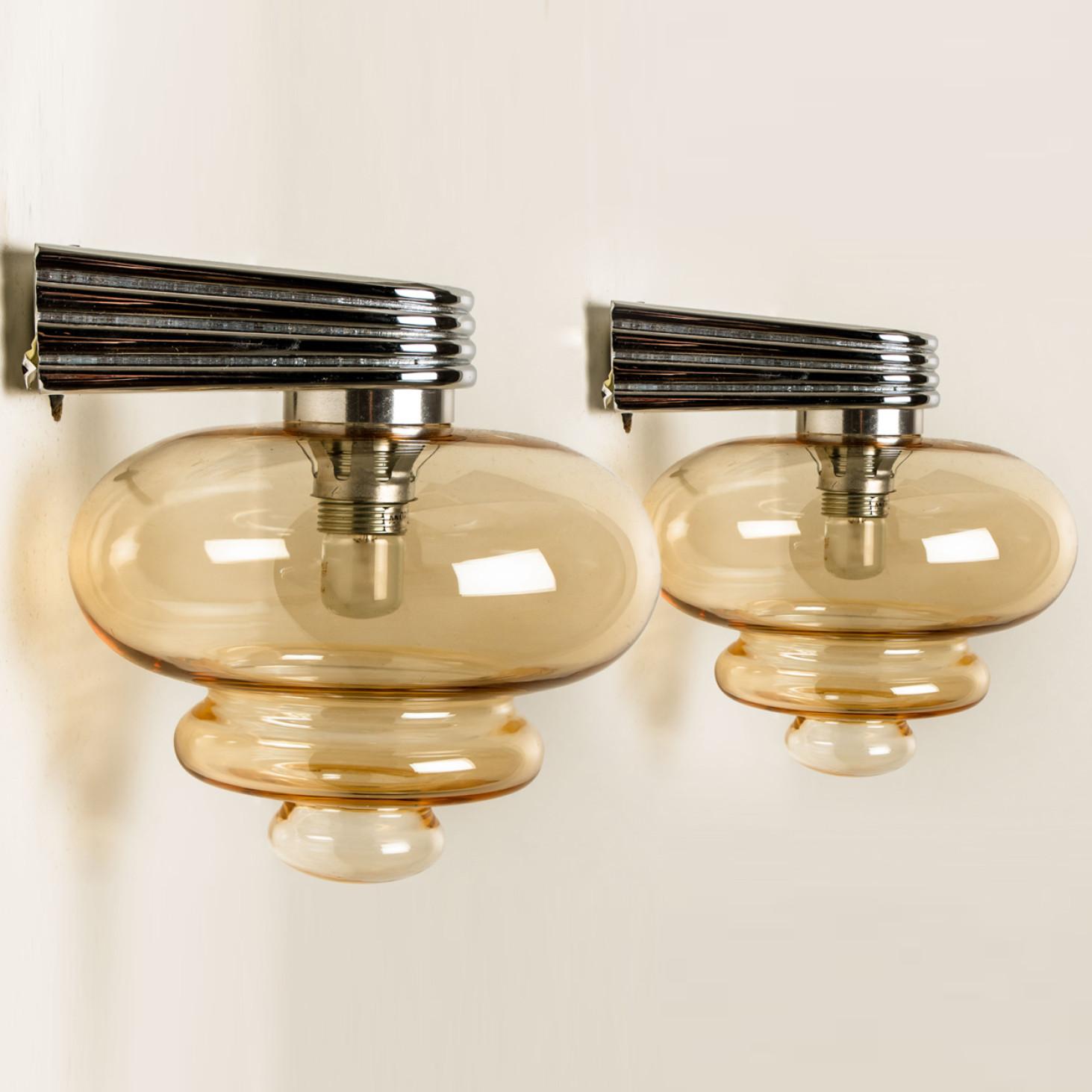 A pair of amber glass wall lights, made around 1970s. With a chrome fixture and 3 spheres shaped glass.
The beautiful clear glass gives a nice diffuse light effect on ceiling, walls and floor.

In very good vintage condition. Cleaned well wired