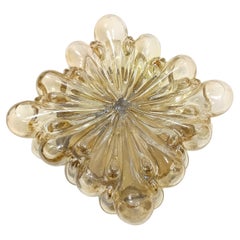 Plafón de cristal ámbar y metal barnizado en oro by Helena Tynell