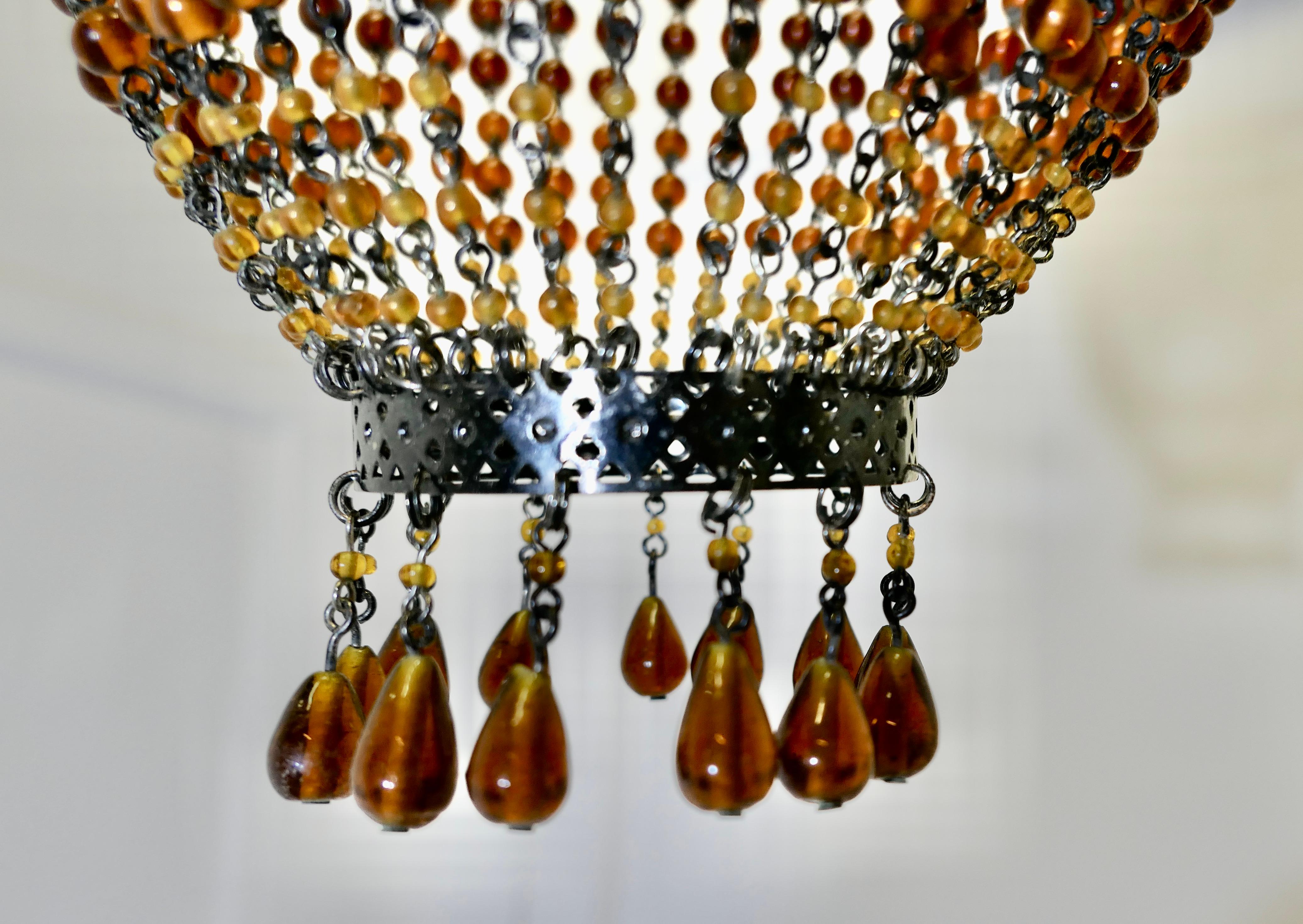 Pantalla de cristal ámbar con cuentas, lámpara de araña   Una pieza deliciosa Eduardiano en venta