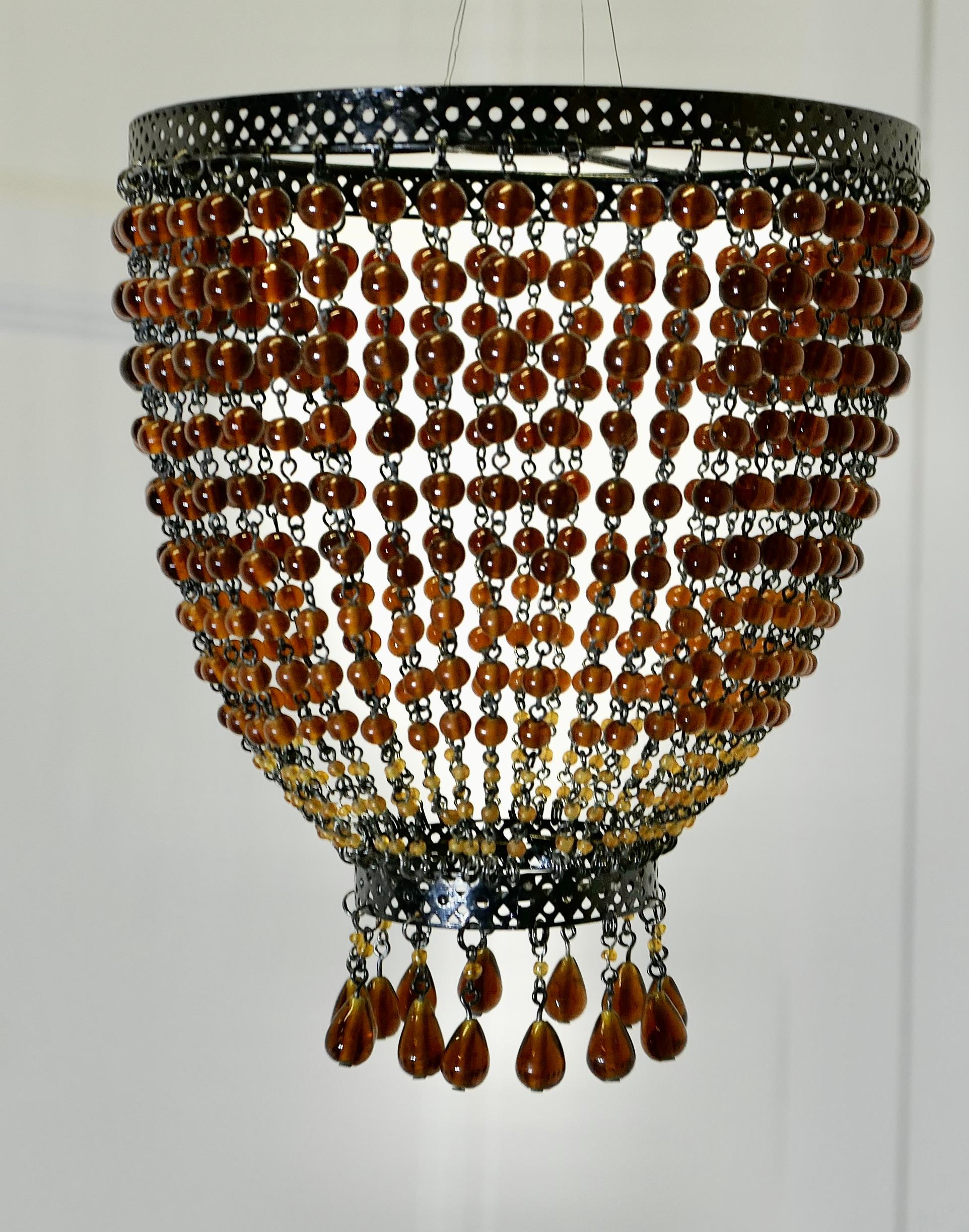 Pantalla de cristal ámbar con cuentas, lámpara de araña   Una pieza deliciosa principios del siglo XX en venta