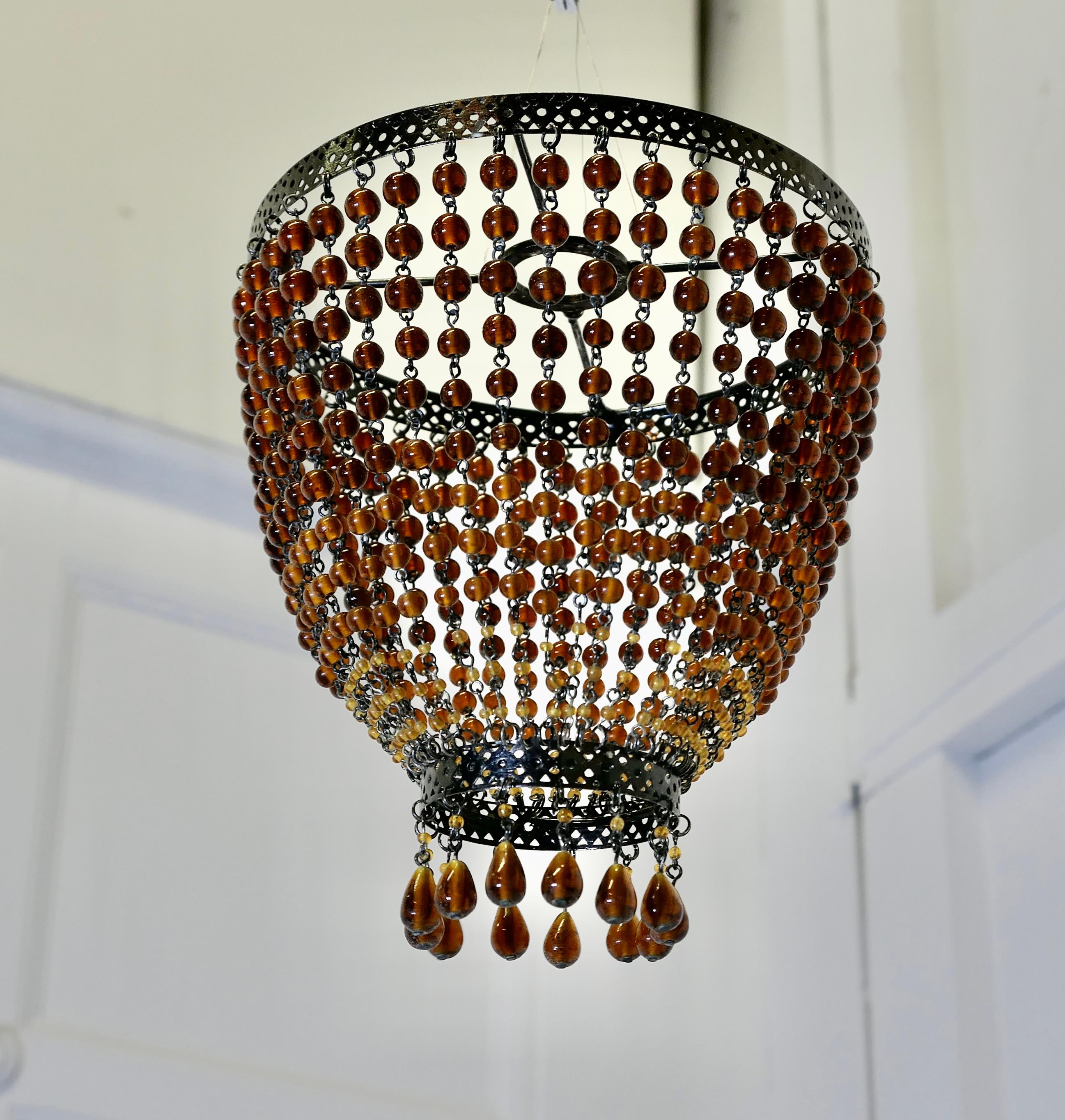 Pantalla de cristal ámbar con cuentas, lámpara de araña   Una pieza deliciosa Vidrio artístico en venta
