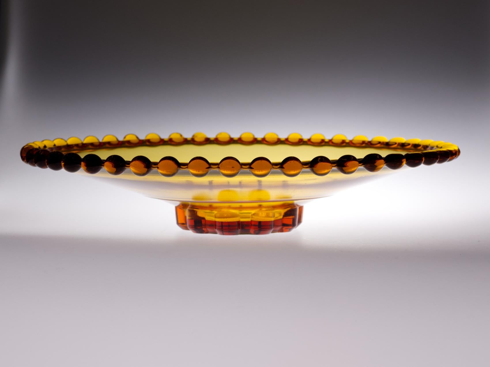 Coupe Art déco en verre ambré, auteur Rudolf Schrötter, fabricant Rudolfova Hut Glassworks, Tchécoslovaquie dans les années 1930.