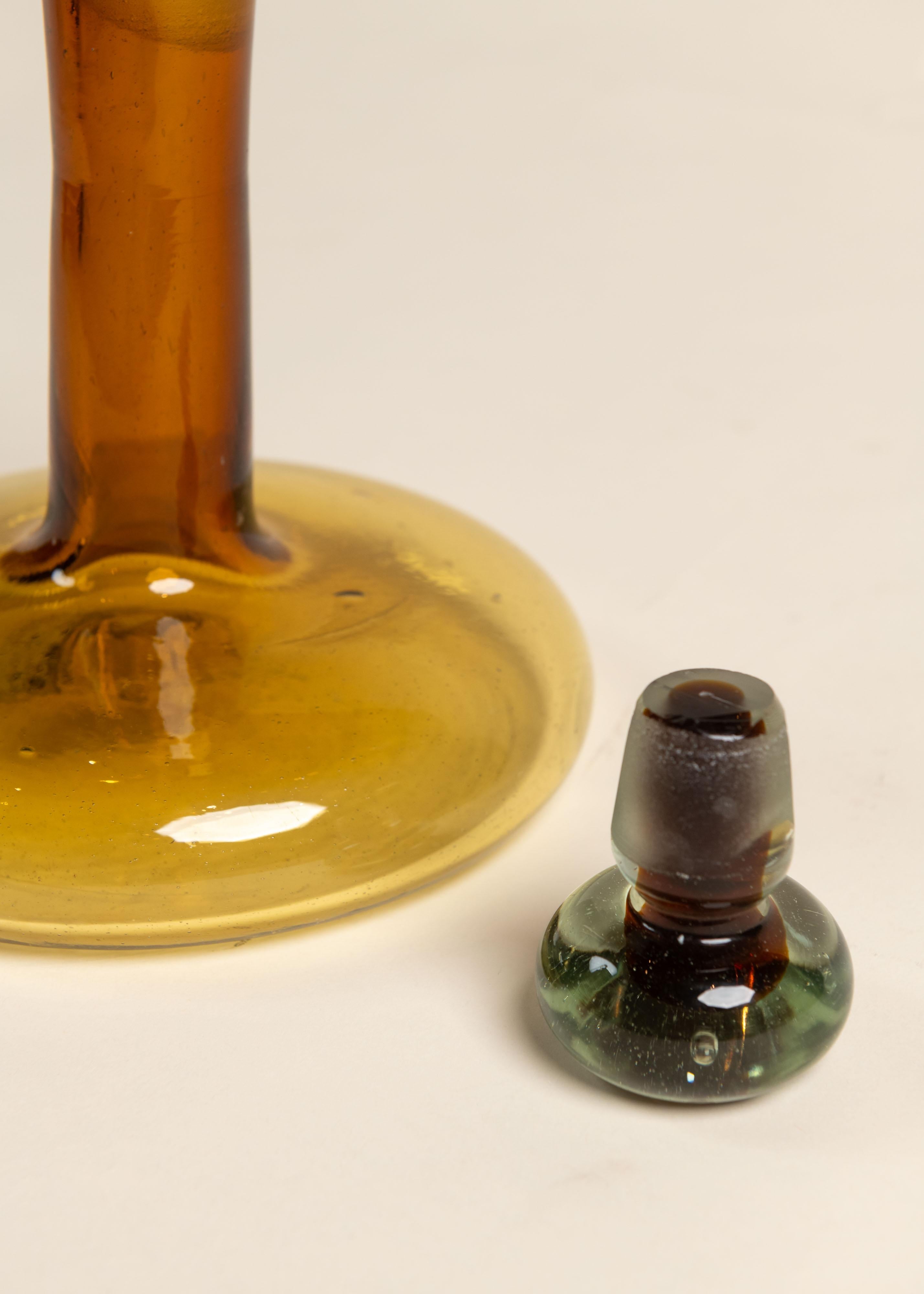 20ième siècle Carafe en verre ambré avec bouchon, 20e siècle en vente