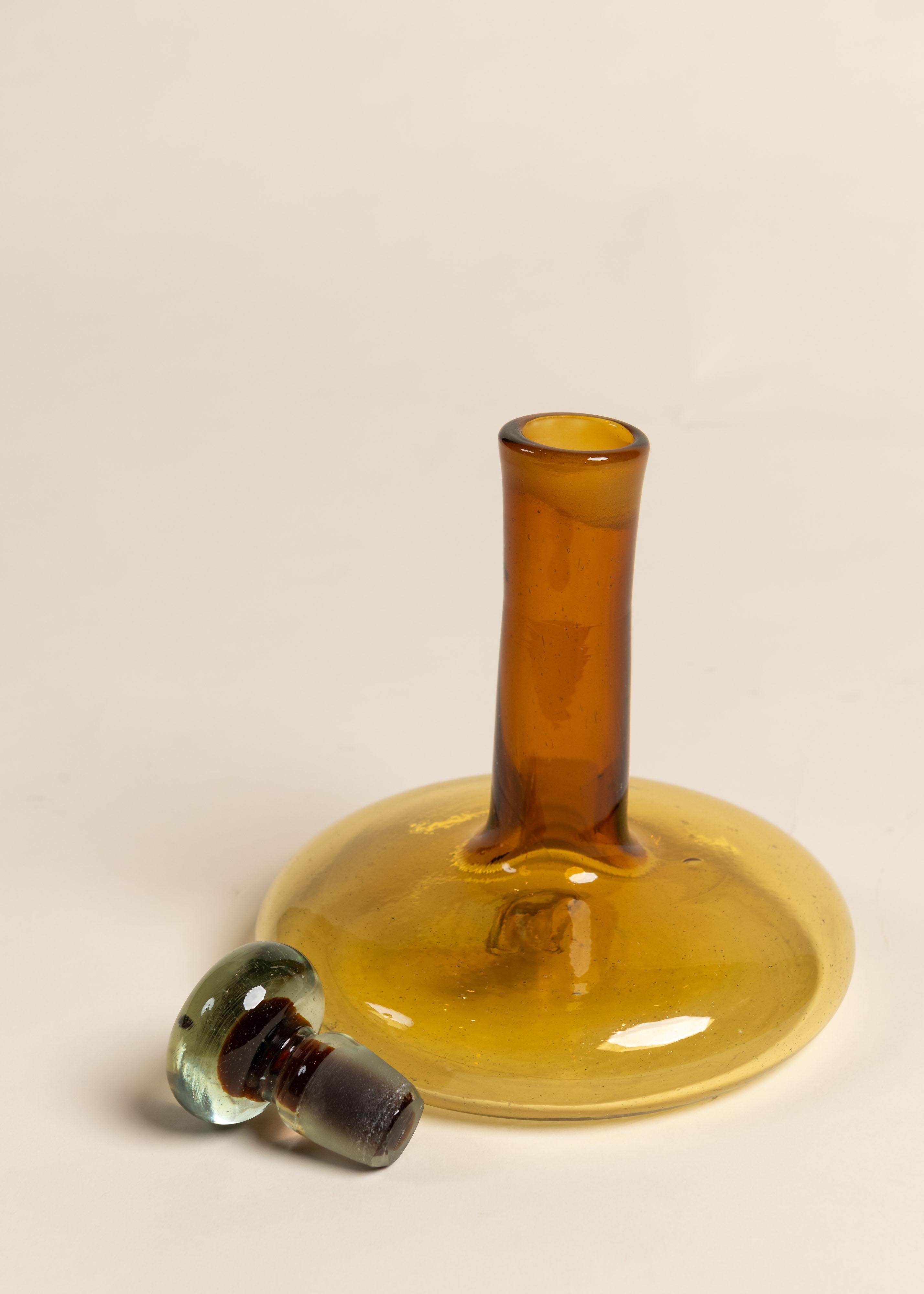 Verre brun Carafe en verre ambré avec bouchon, 20e siècle en vente