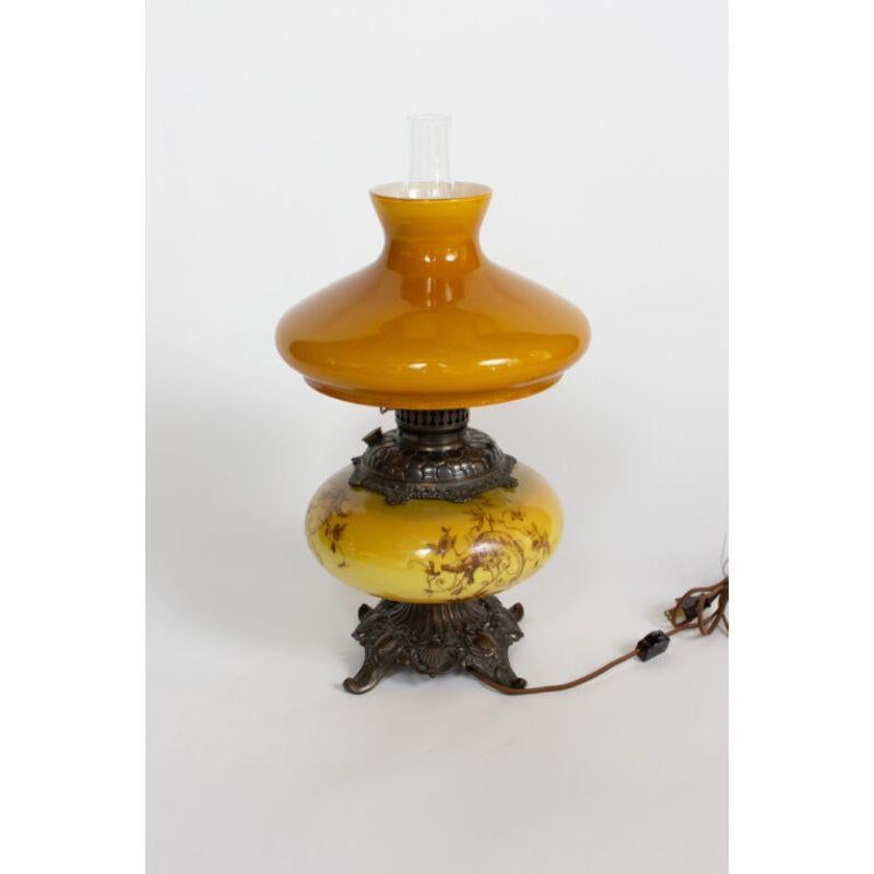 Lampada Gone with the wind con vetro ambrato,  e il disegno di un drago. 

Materiale: Metallo, vetro
Stile: Tradizionale, Vittoriano
Luogo di origine: Stati Uniti
Periodo di realizzazione: Fine del XIX secolo
Dimensioni: 12 × 12 × 13