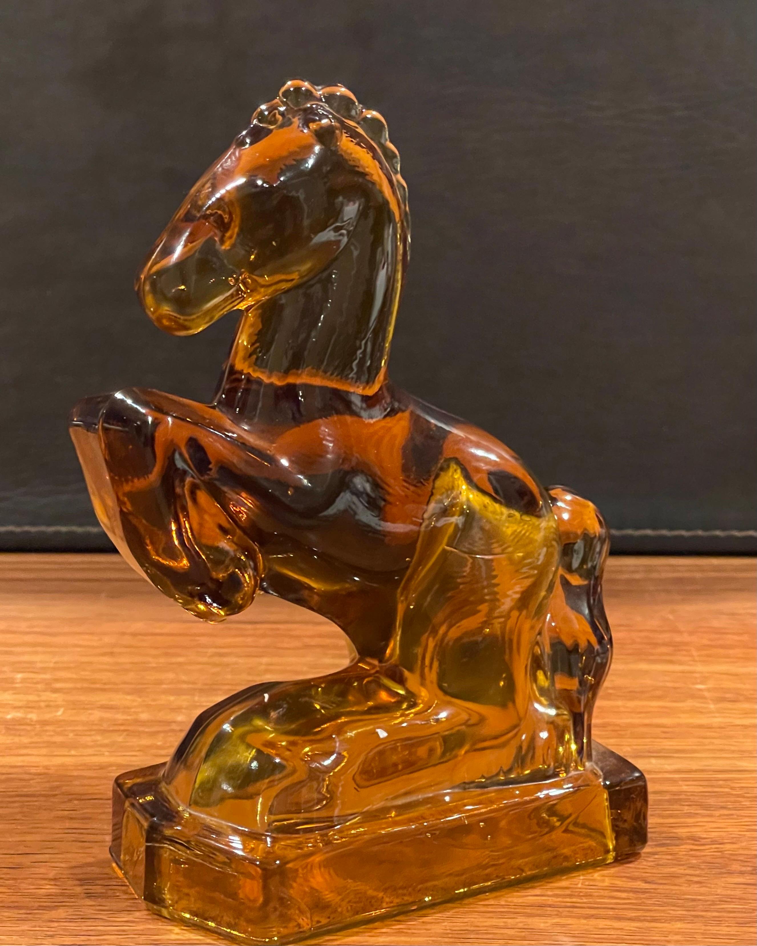 An amber glass galloping horse sculpture / bookend by L.E. Smith Glass Company, circa 1990s. The piece is in very good condition with no chips or cracks and measure 6