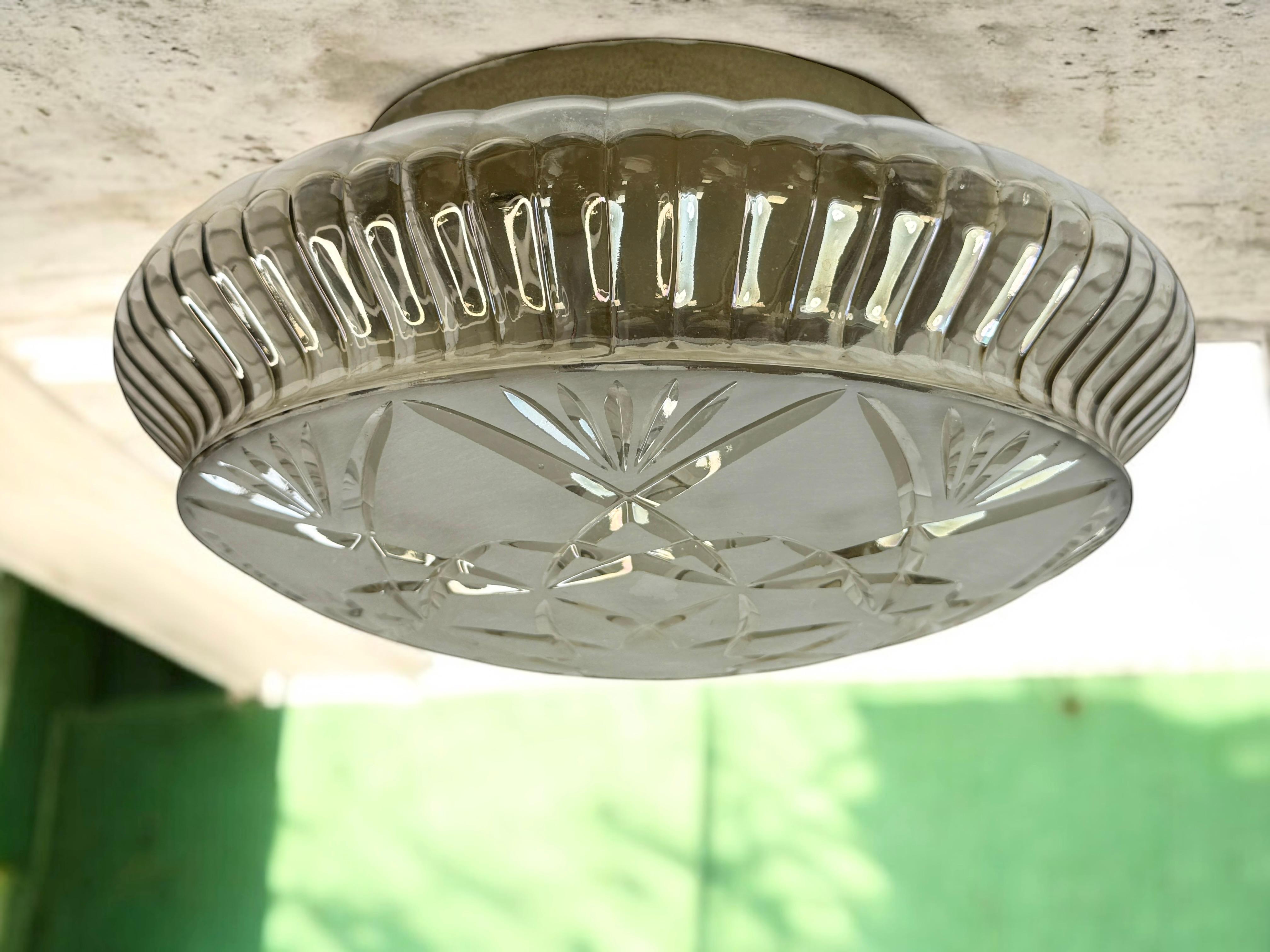 Una hermosa montura empotrada del fabricante alemán Glashuette Limburg. El cristal de color ámbar se apoya en una placa metálica con una fuente de luz. Precioso gato y cristal grabado sobre un accesorio de metal. El aparato necesita una bombilla