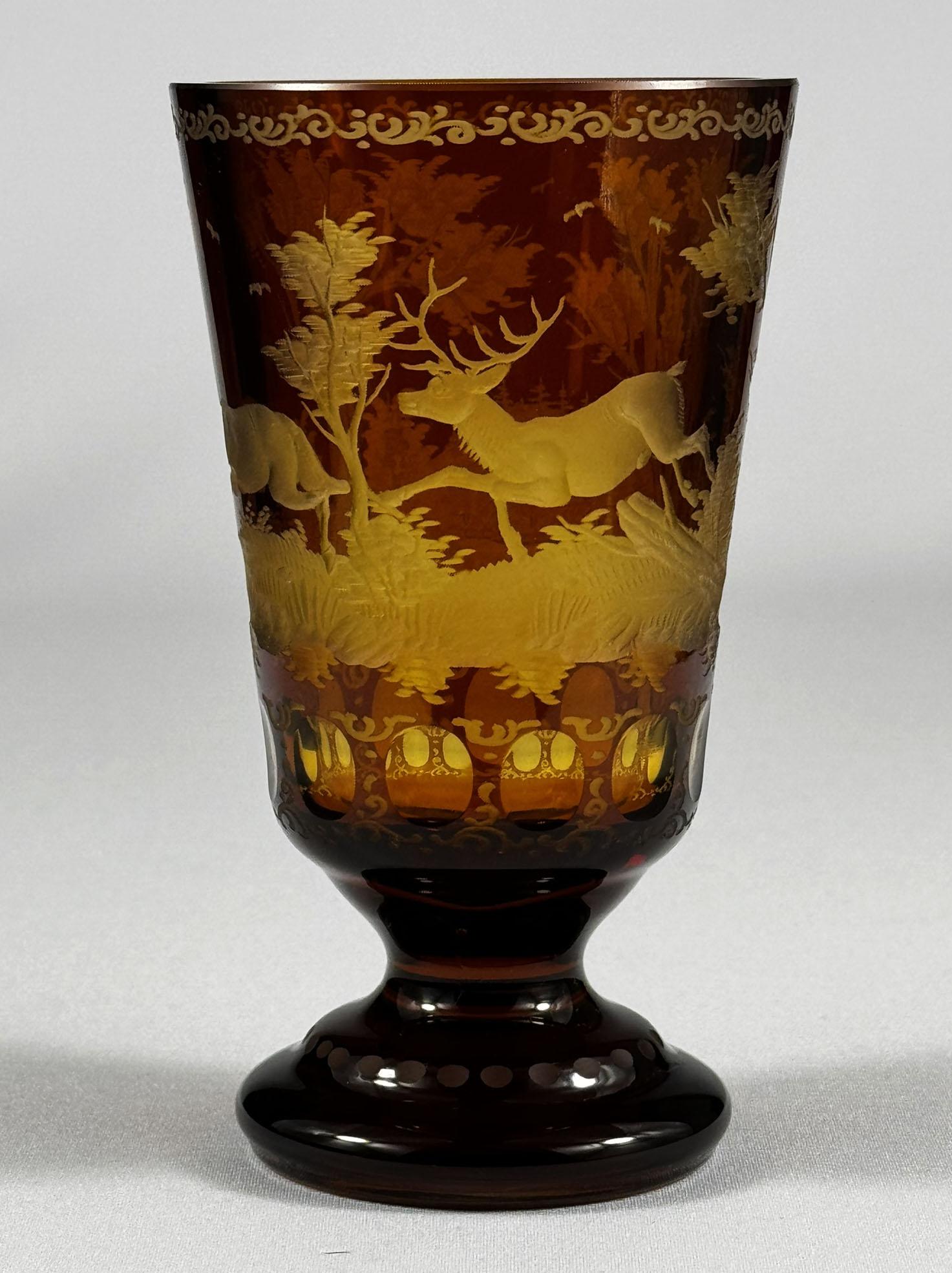 Copa de cristal ámbar con esmalte amarillo, El esmalte amarillo oscurece la copa, durante el grabado se vuelve a grabar sobre el cristal ámbar, creando este efecto bicolor. La copa está intacta y en perfecto estado.