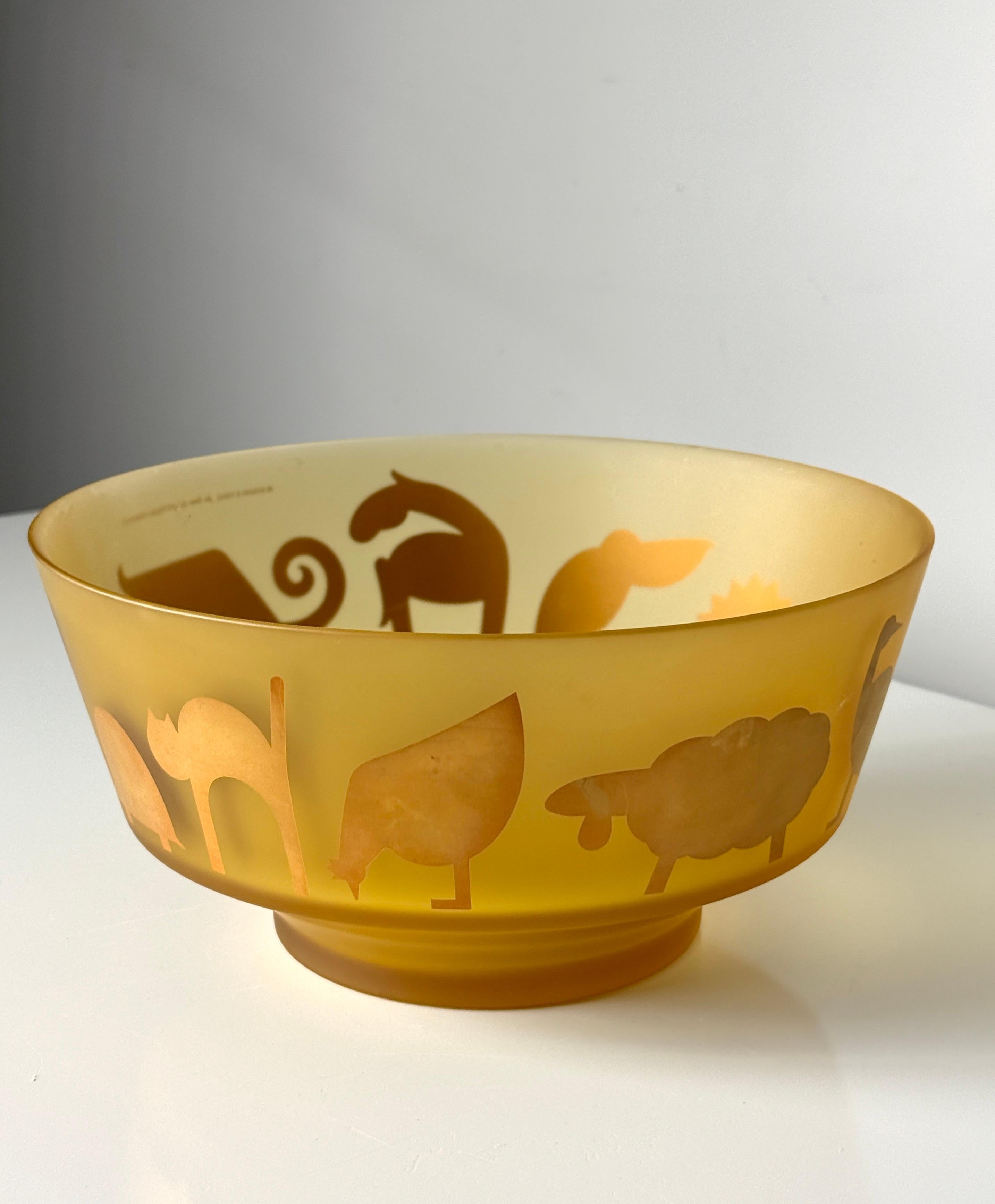 Ciotola decorativa in vetro artistico di Marco Susani ed Elisabeth Vidal per Sottsass Associati, circa 1990

Raro esemplare ambrato con finitura opaca e motivo di Silhouette animale in rame metallizzato.
Firmato sul bordo superiore

Diametro di 10