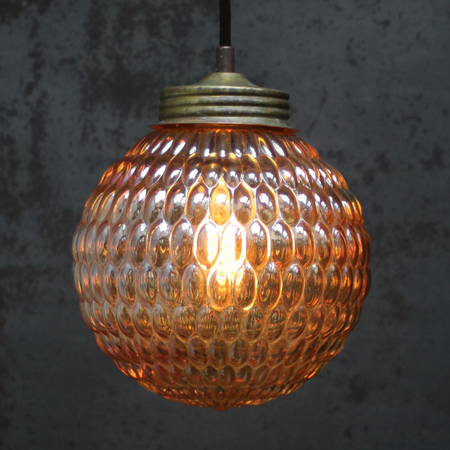 Ciondolo in vetro con texture ambra e top in ottone
2 metri di filo nero

Peso: 1,50 kg / 3,3 lb

Prezzo per singolo articolo. Tutte le lampade sono state rese idonee dagli standard internazionali per le lampadine a incandescenza, a risparmio