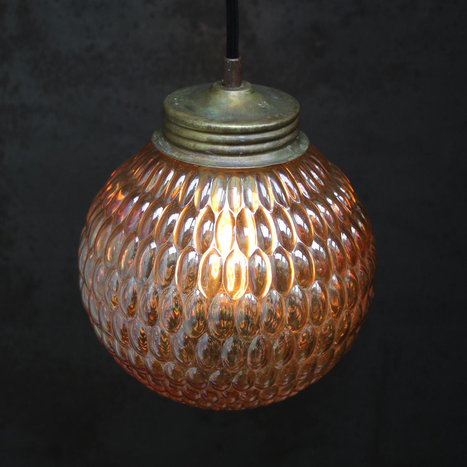 Mid-Century moderno Lampade a sospensione in vetro ambrato di metà secolo con top in ottone in vendita