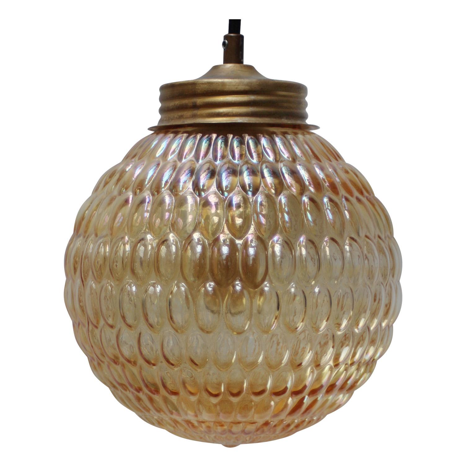 Ungherese Lampade a sospensione in vetro ambrato di metà secolo con top in ottone in vendita