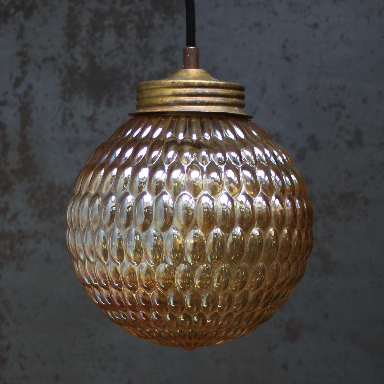 Lampade a sospensione in vetro ambrato di metà secolo con top in ottone In condizioni buone in vendita a Amsterdam, NL