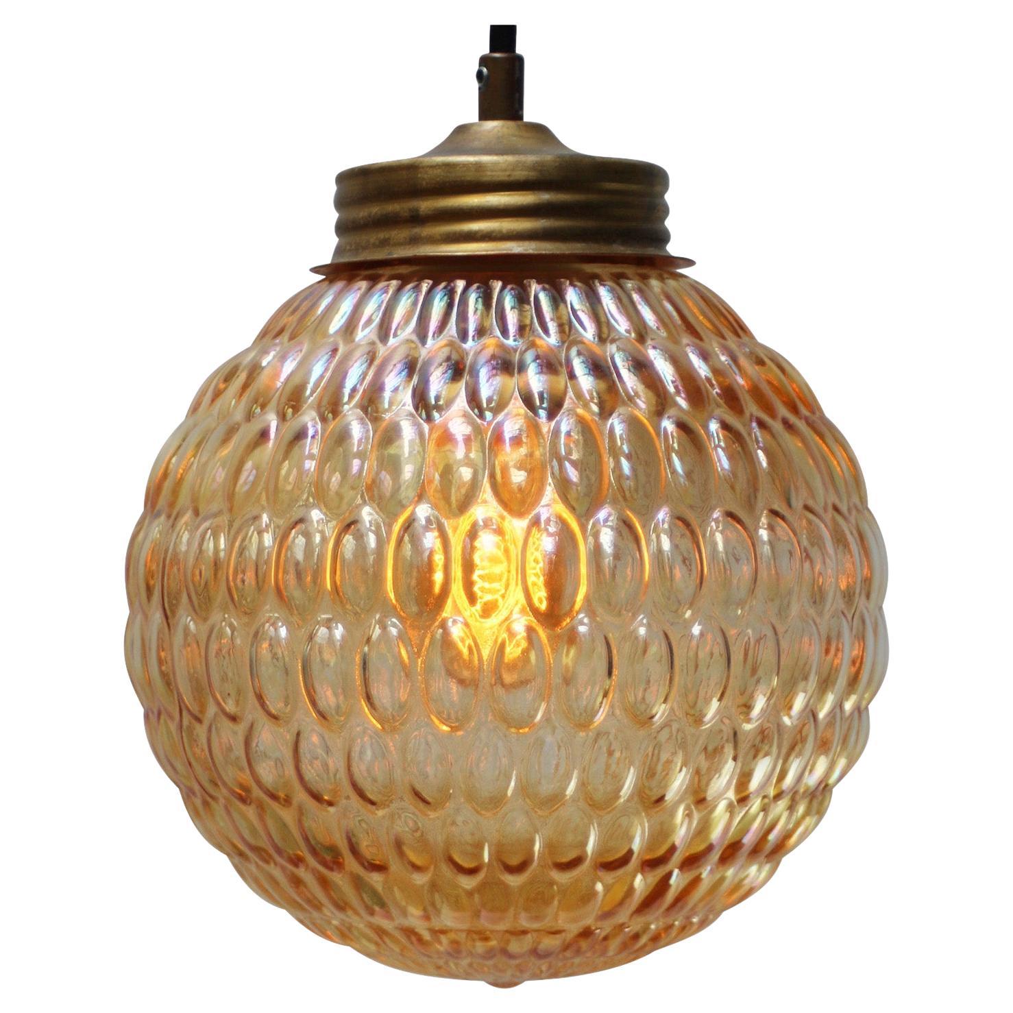Lampade a sospensione in vetro ambrato di metà secolo con top in ottone in vendita